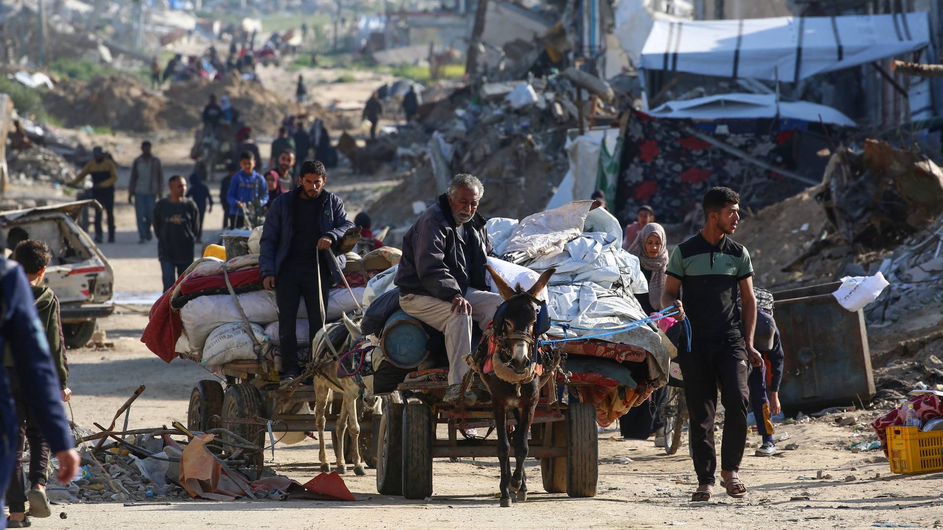 غزيون ينزحون بعد استئناف عدوان الاحتلال على غزة