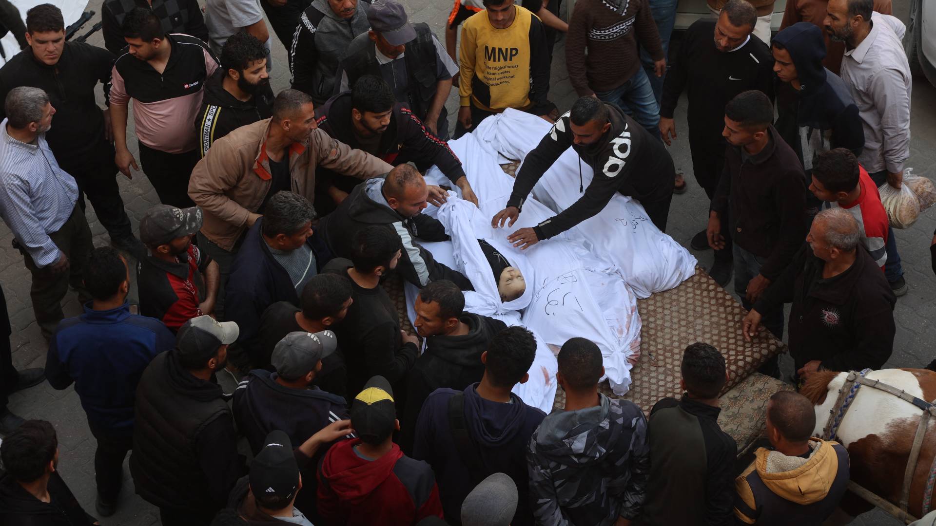 غزيون يودعون احبائهم بعد ارتقائهم بعدوان الاحتلال