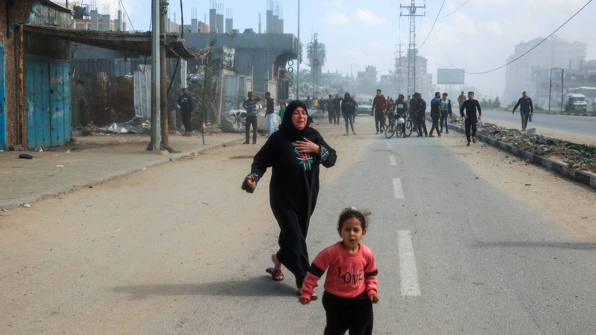 سيدة فلسطينية وطفلة بعد قصف للاحتلال على إحدى مناطق القطاع