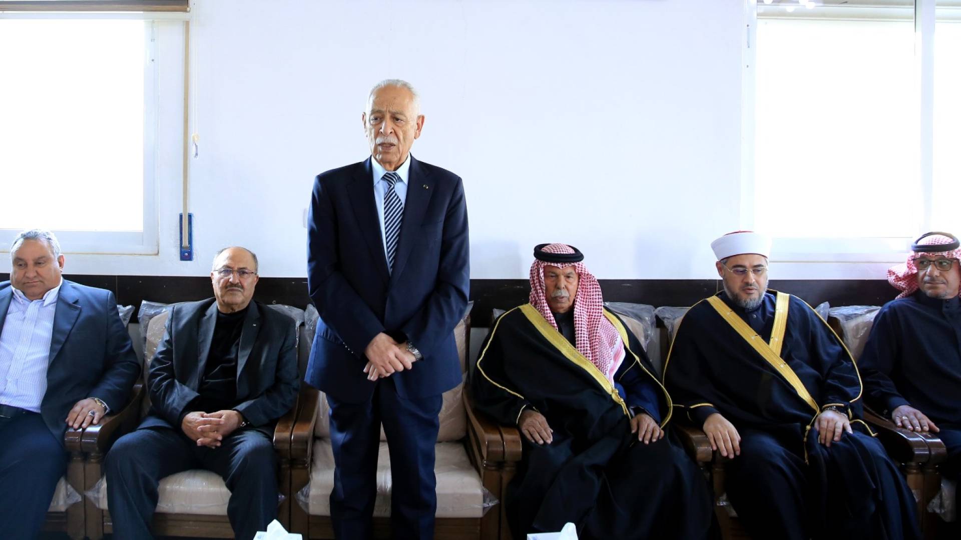 العيسوي يقدم واجب العزاء