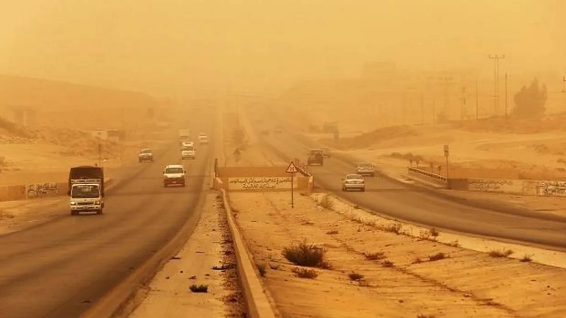"الدوريات الخارجية": إعادة فتح الطريق الصحراوي أمام المركبات بعد انتهاء الموجة الغبارية