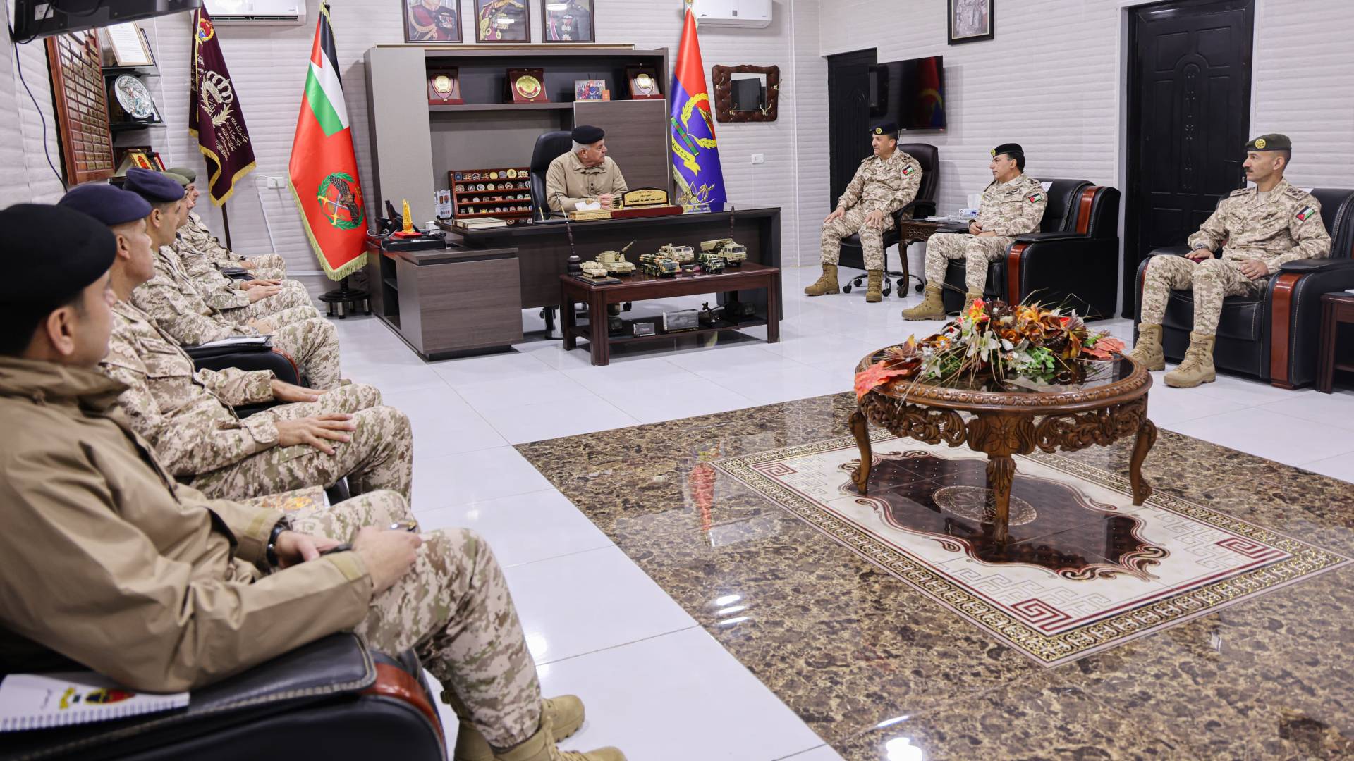 رئيس هيئة الأركان المشتركة يزور قيادة سلاح المدفعية الملكي