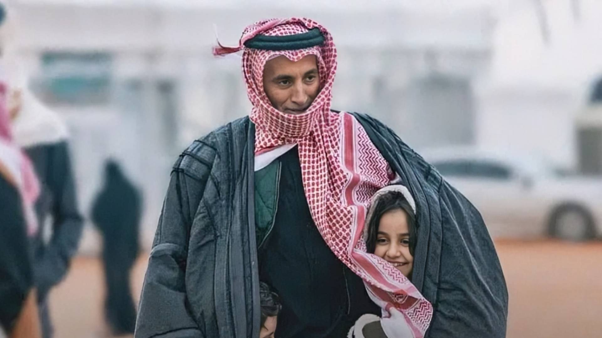 أردني يشعر بالسعادة رفقة أطفاله - تعبيرية