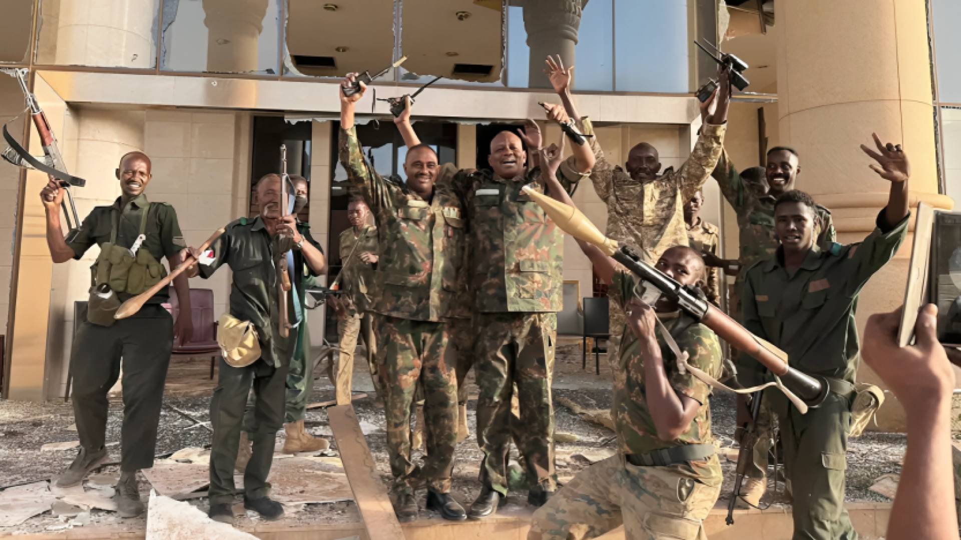 الجيش السوداني يحتفلون بعد اعادة السيطرة على القصر الجمهوري في الخرطوم