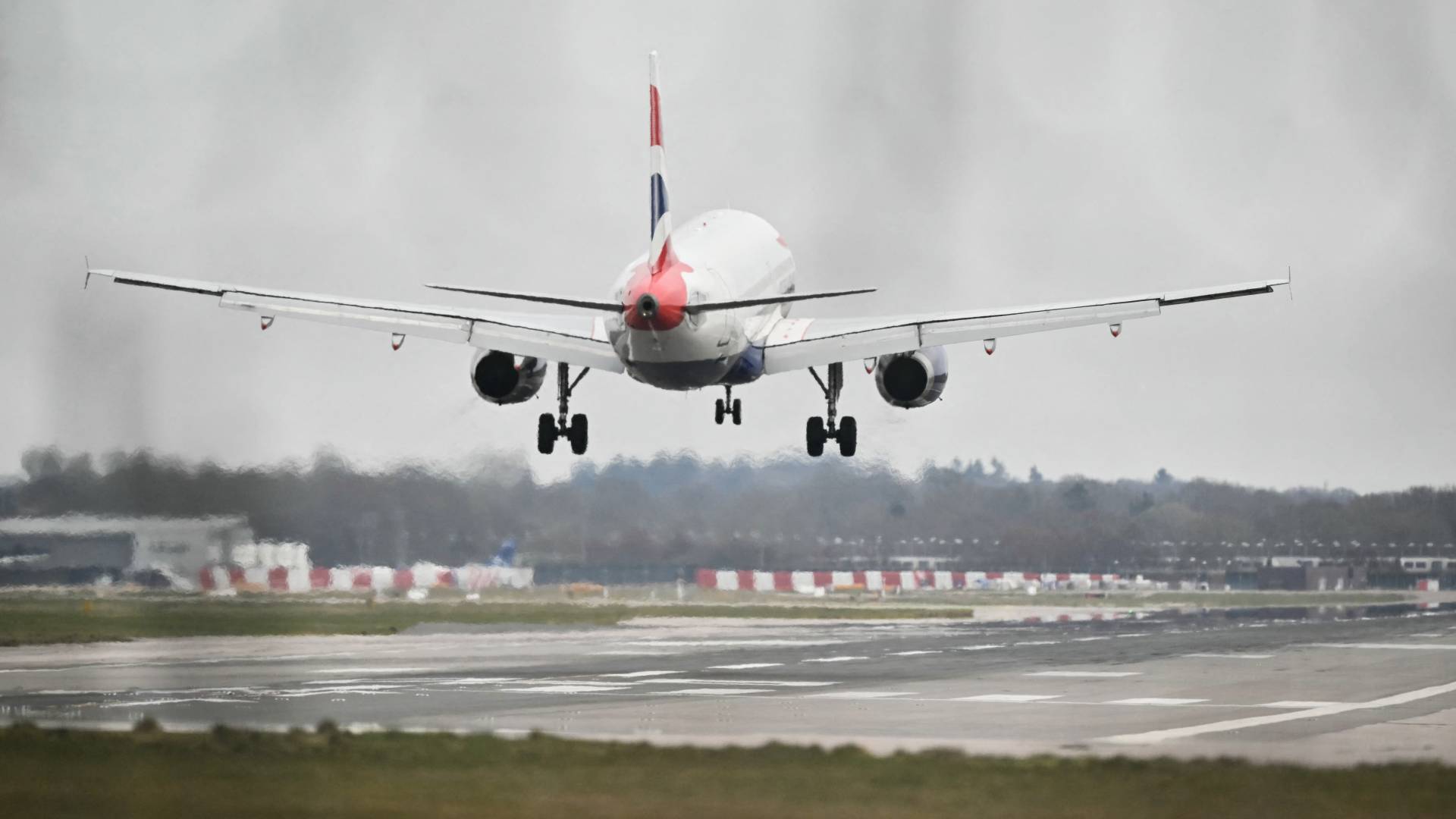 إقلاع طائرة في مطار هيثرو في لندن