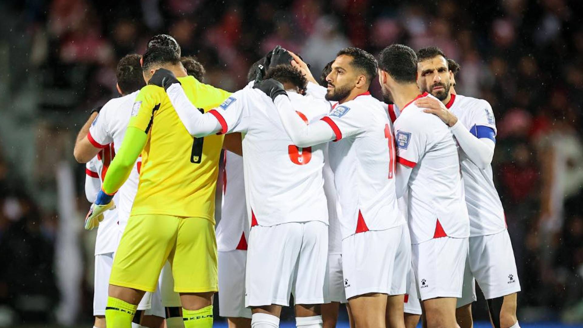 لاعبو المنتخب الوطني خلال لقائهم المنتخب الفلسطيني