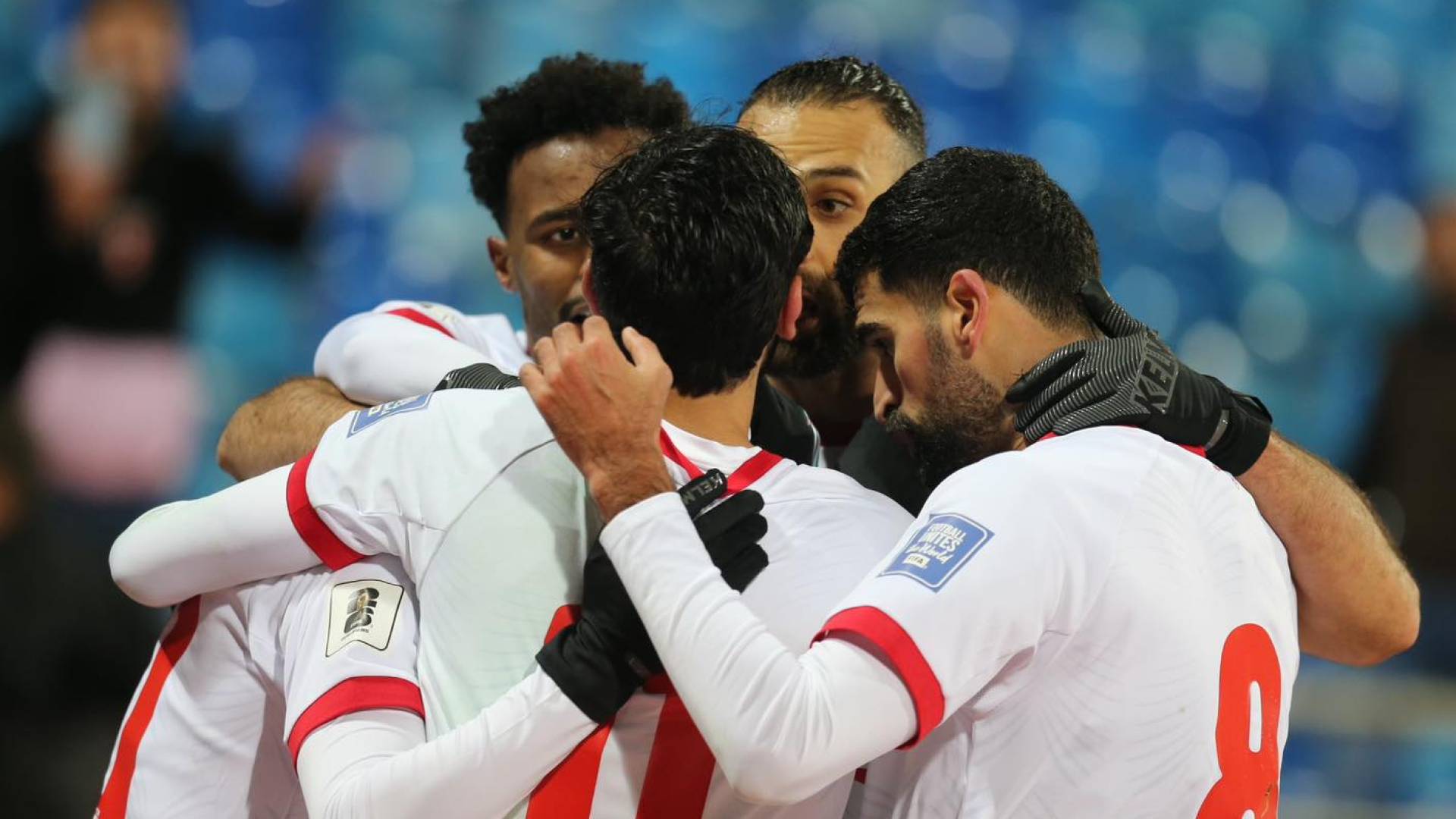 لاعبو المنتخب الوطني يحتفلون بهدف في مرمى فلسطين