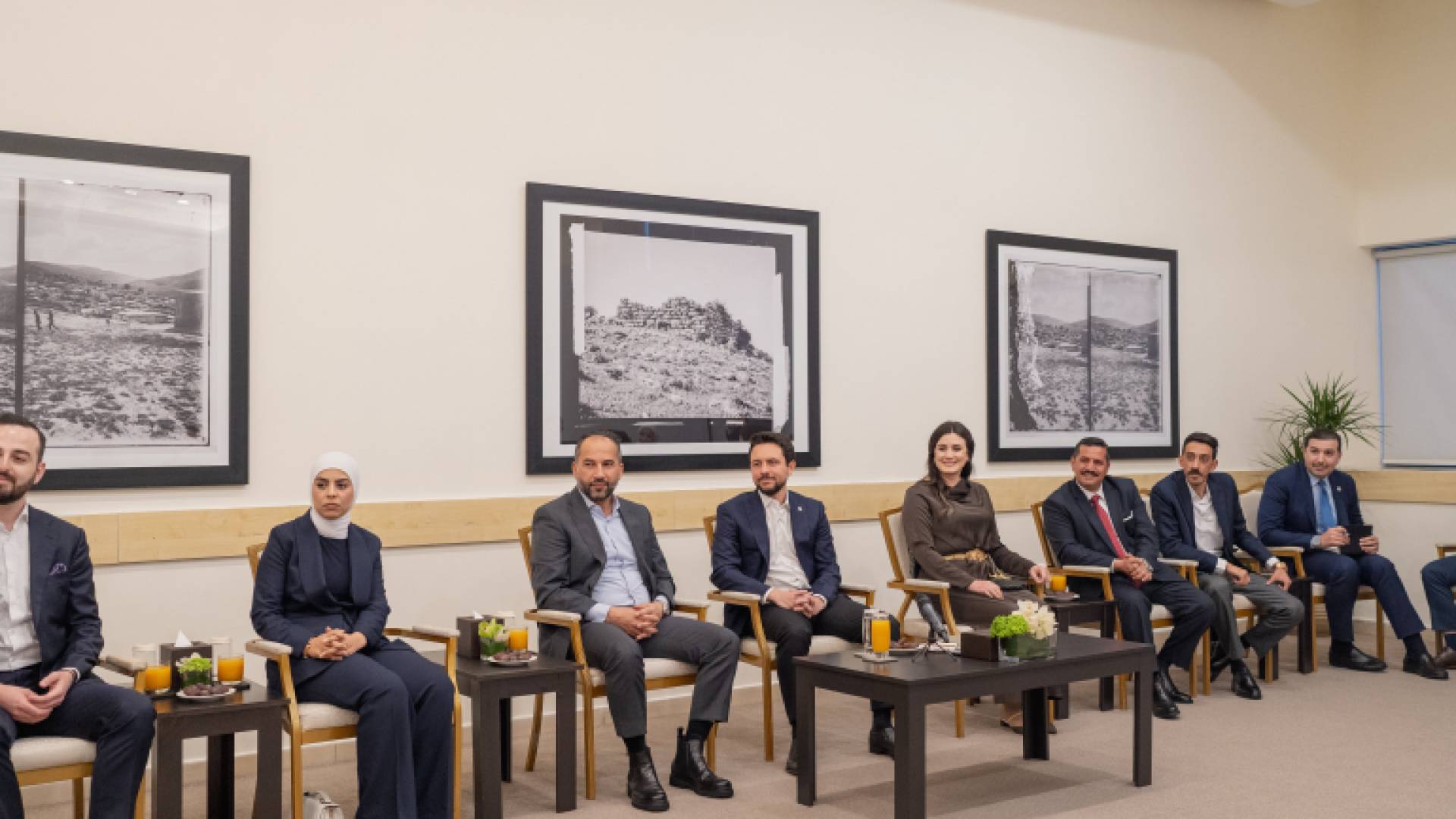ولي العهد يحاور شبابا بلواء وادي السير ويشاركهم مأدبة الإفطار