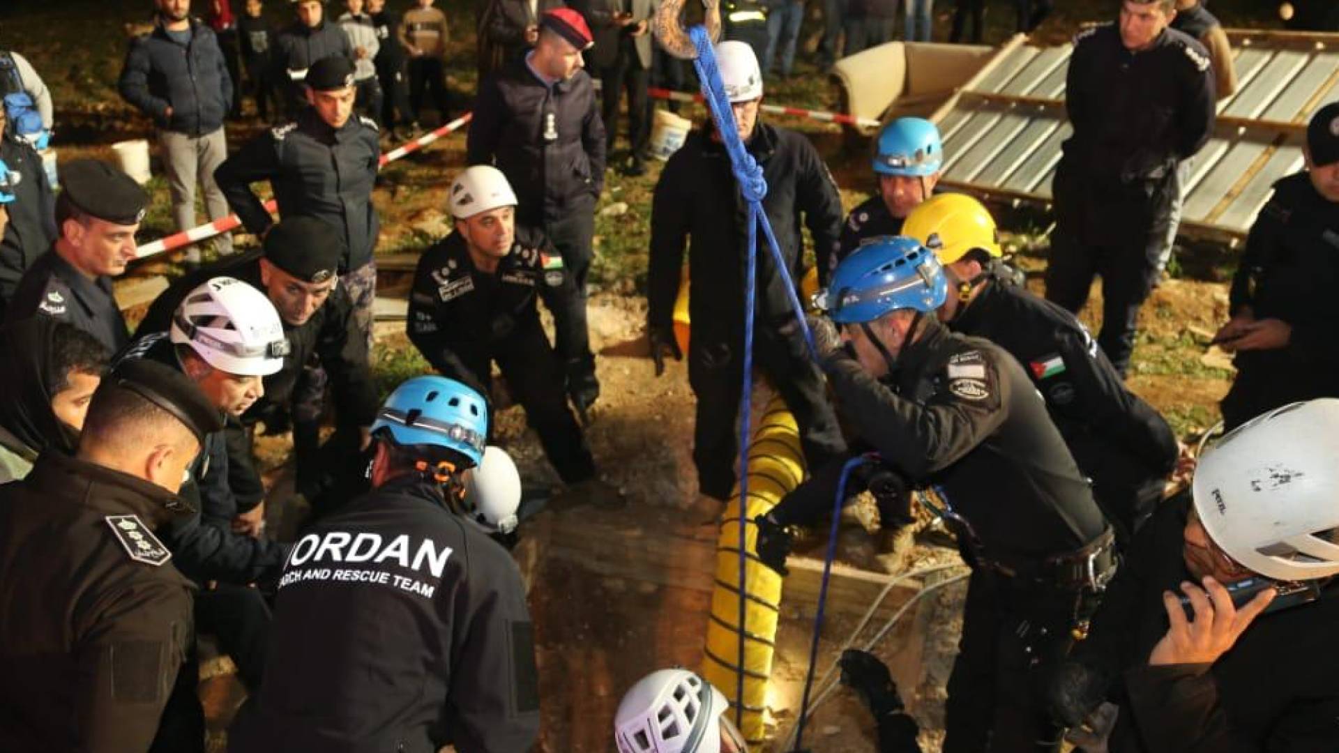 الدفاع المدني يخلي جثة شخص سقط وتوفي داخل حفرة عميقة في محافظة العاصمة