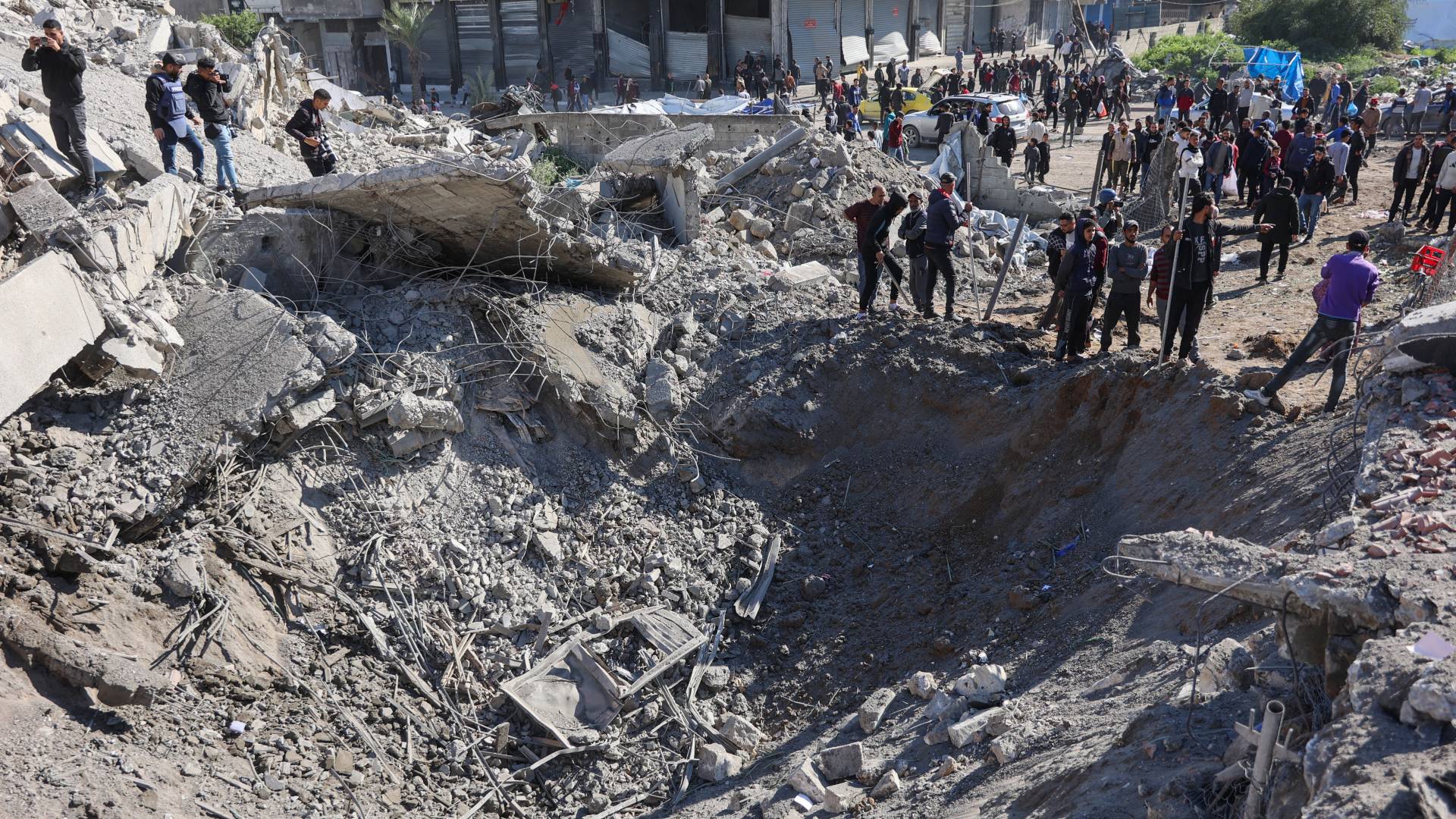 فلسطينيون بموقع غارات الاحتلال على مخيم وسط غزة