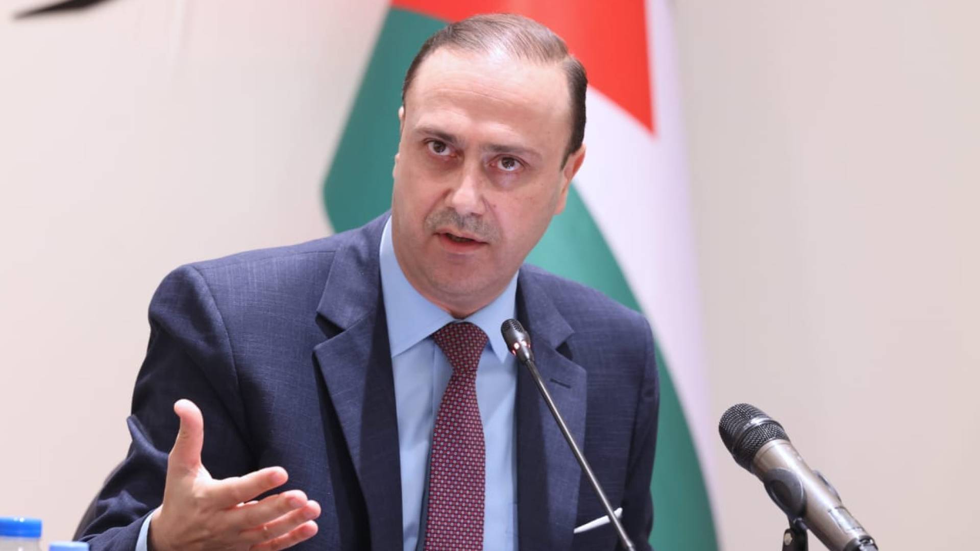 المومني: لقاءات حزبية وحكومية حول قضايا وطنية أبرزها الناقل الوطني والتأمين الصحي الشامل والتعليم