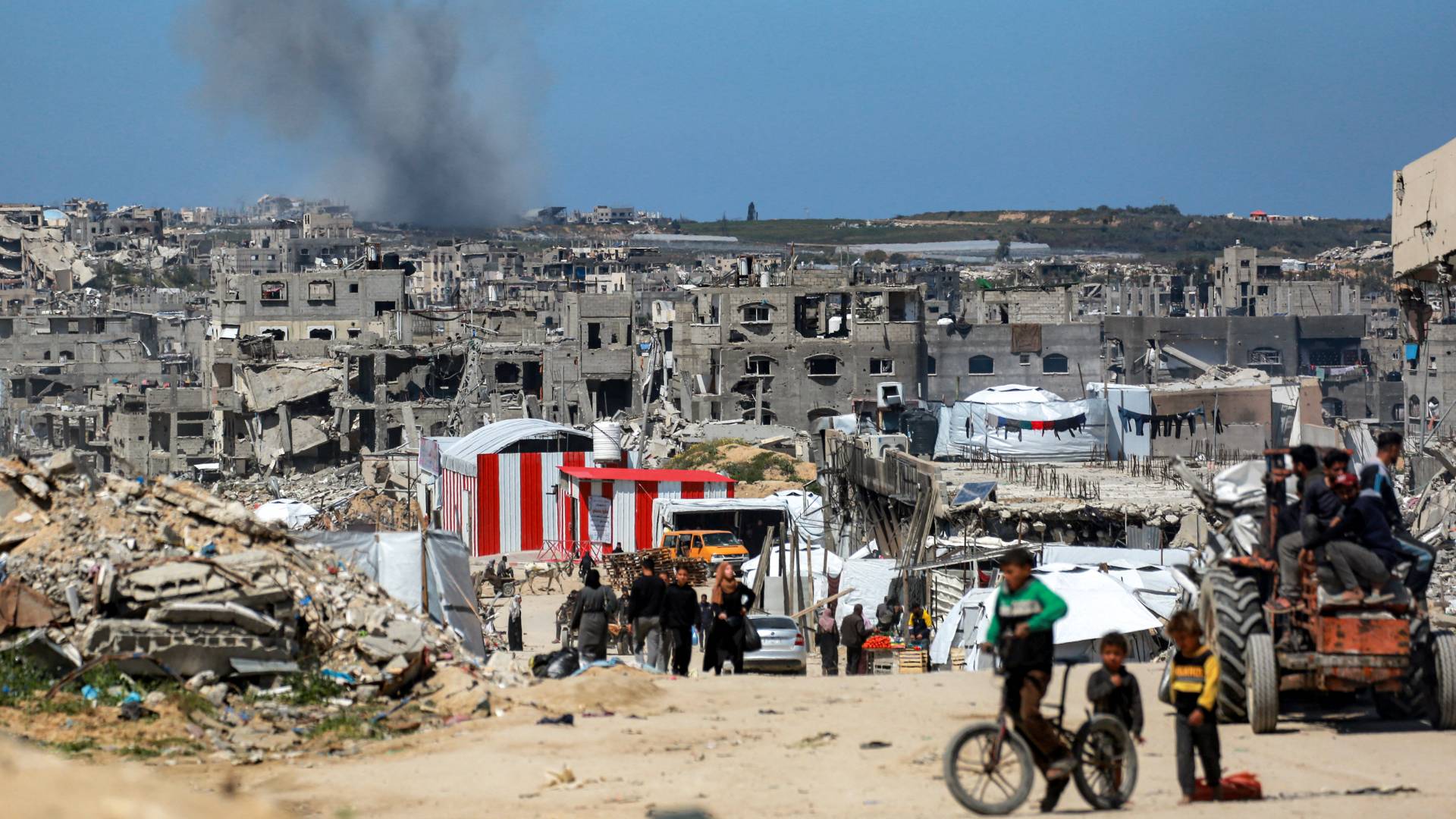 تصاعد الدخان جراء قصف الاحتلال الإسرائيلي غرب بيت لاهيا شمالي القطاع