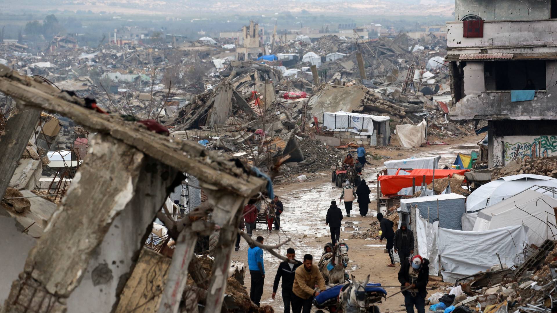 فلسطينيون ينزحون من بيت لاهيا في شمال قطاع غزة