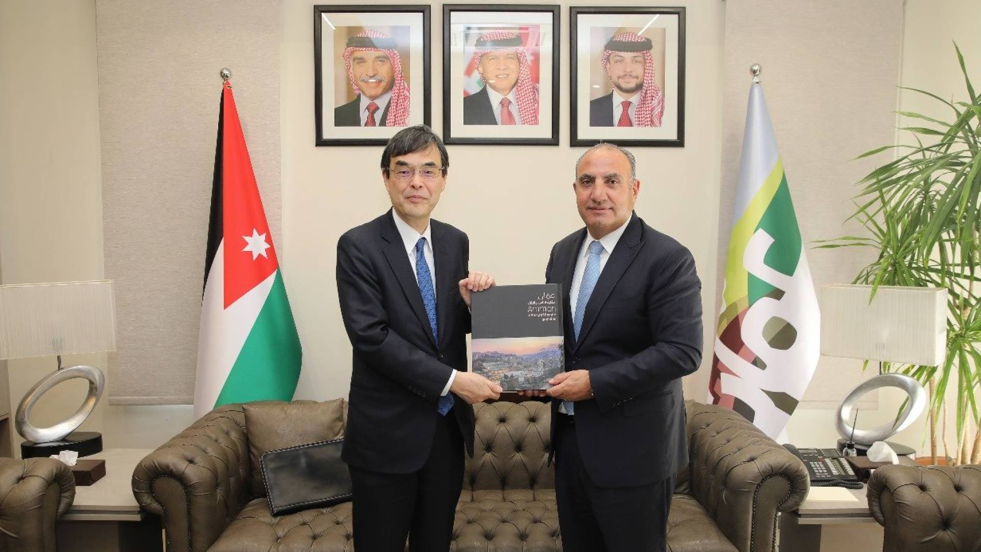 أمين عمان الكبرى يوسف الشواربة (يمينا)، وسفير اليابان لدى الأردن أساري هيديكي