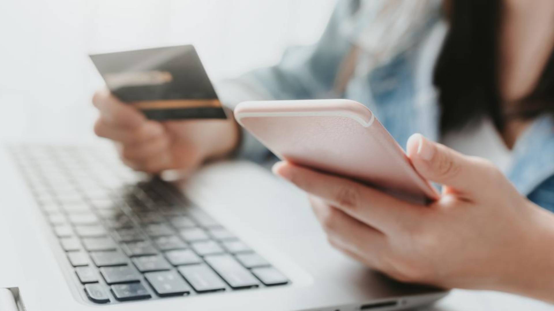 هيئة تنظيم قطاع الاتصالات تحذر من رسائل احتيالية تطالب بدفع رسوم ومخالفات