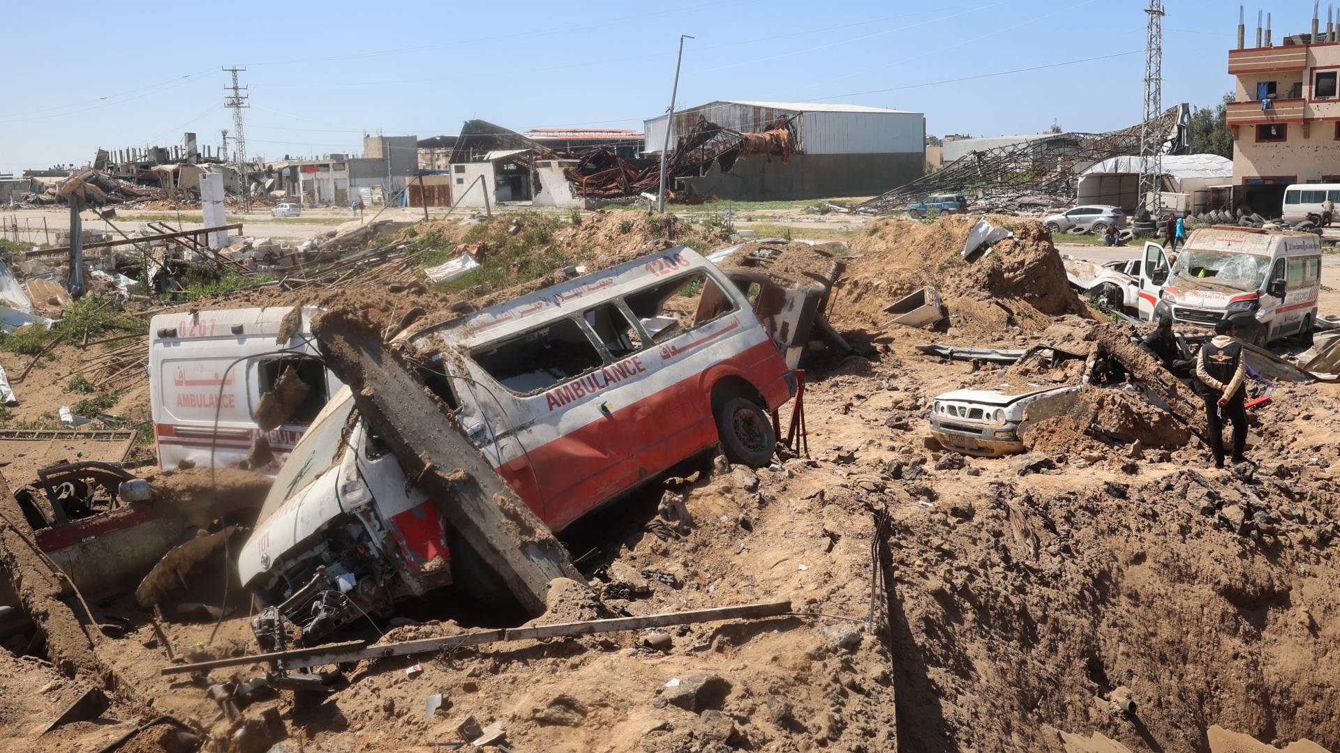 اسعاف فلسطيني مدمر بعد استهدافه من قبل الاحتلال