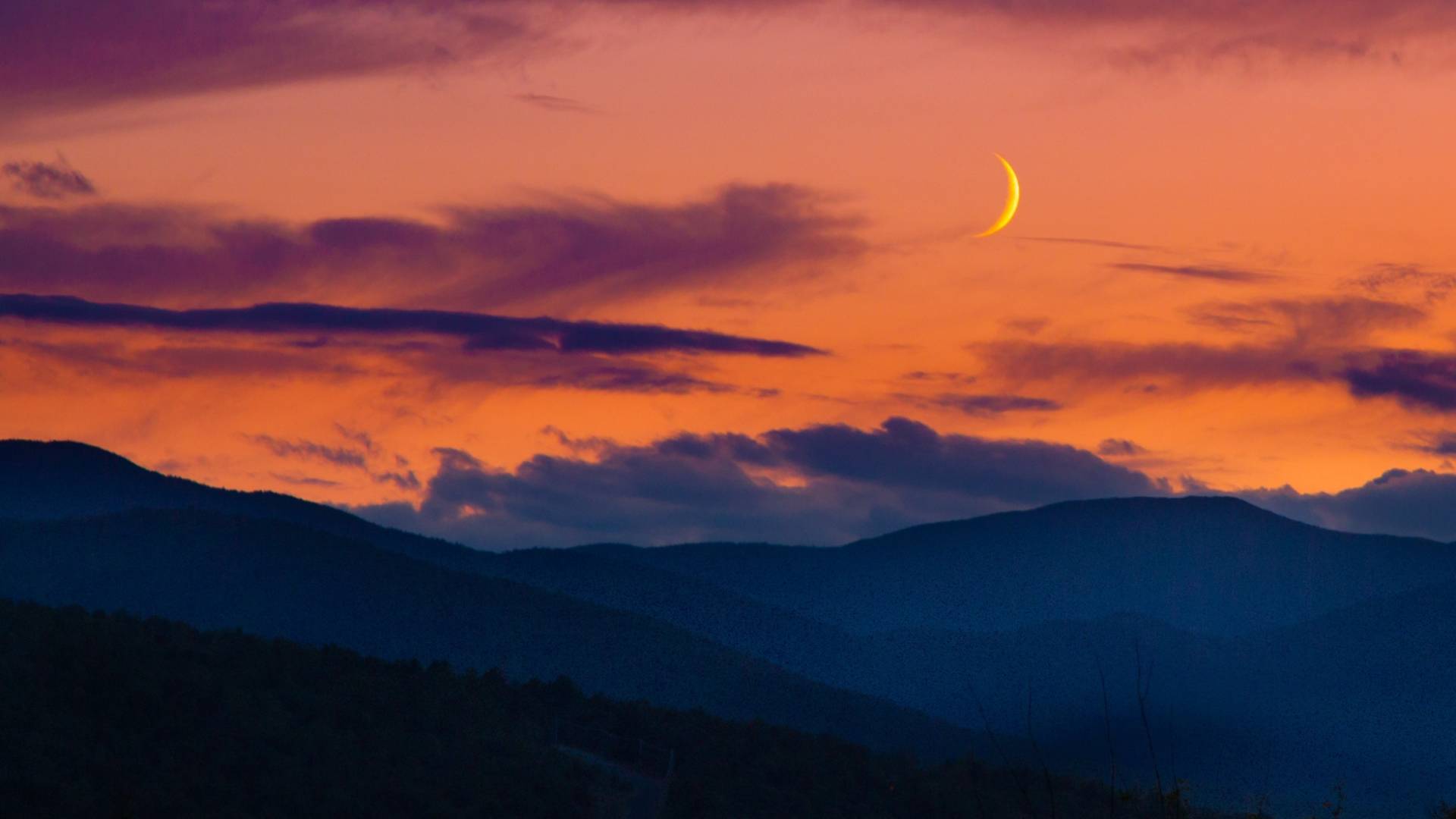 هلال يزين السماء "أرشيفة"