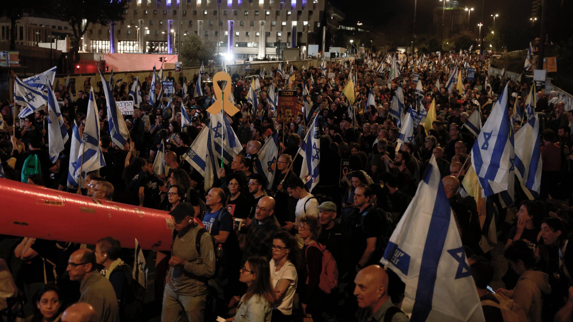 مظاهرة حاشدة في تل أبيب للمطالبة باستمرار عمليات تبادل المحتجزين