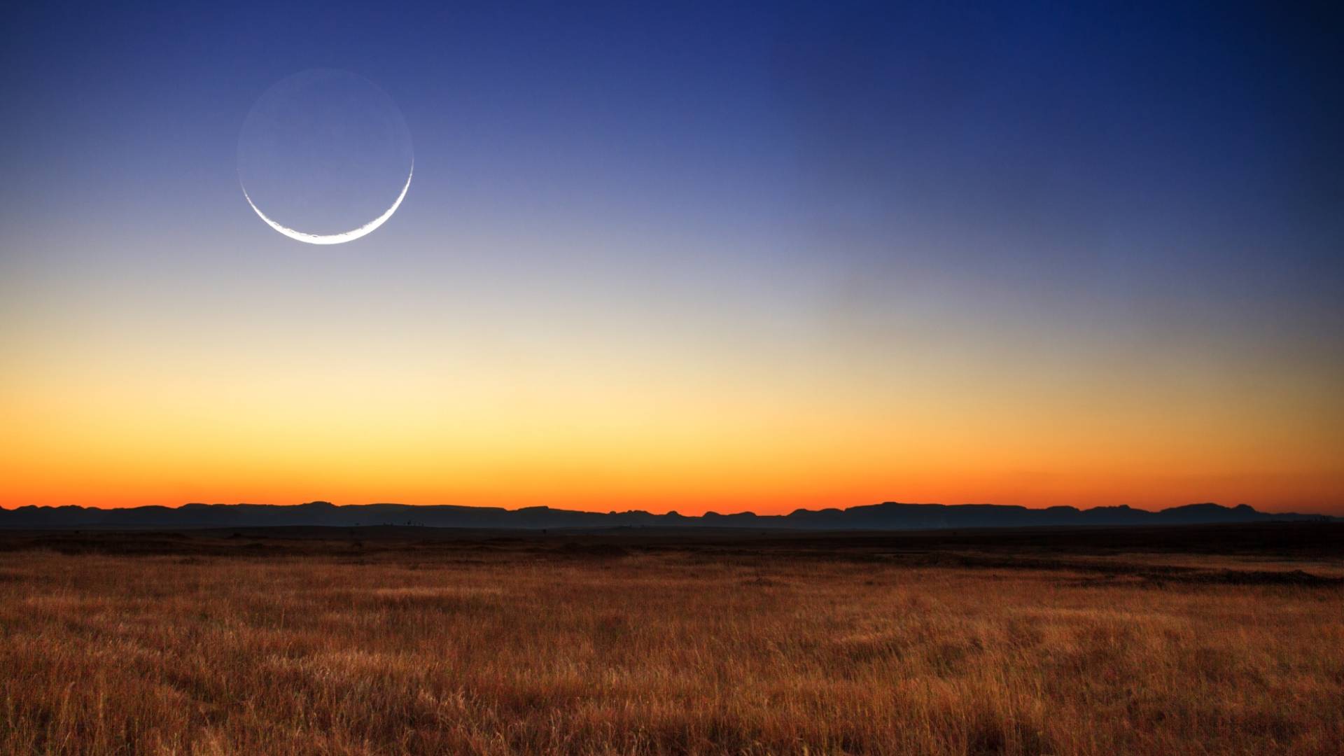 هلال يزين السماء "أرشيفية"