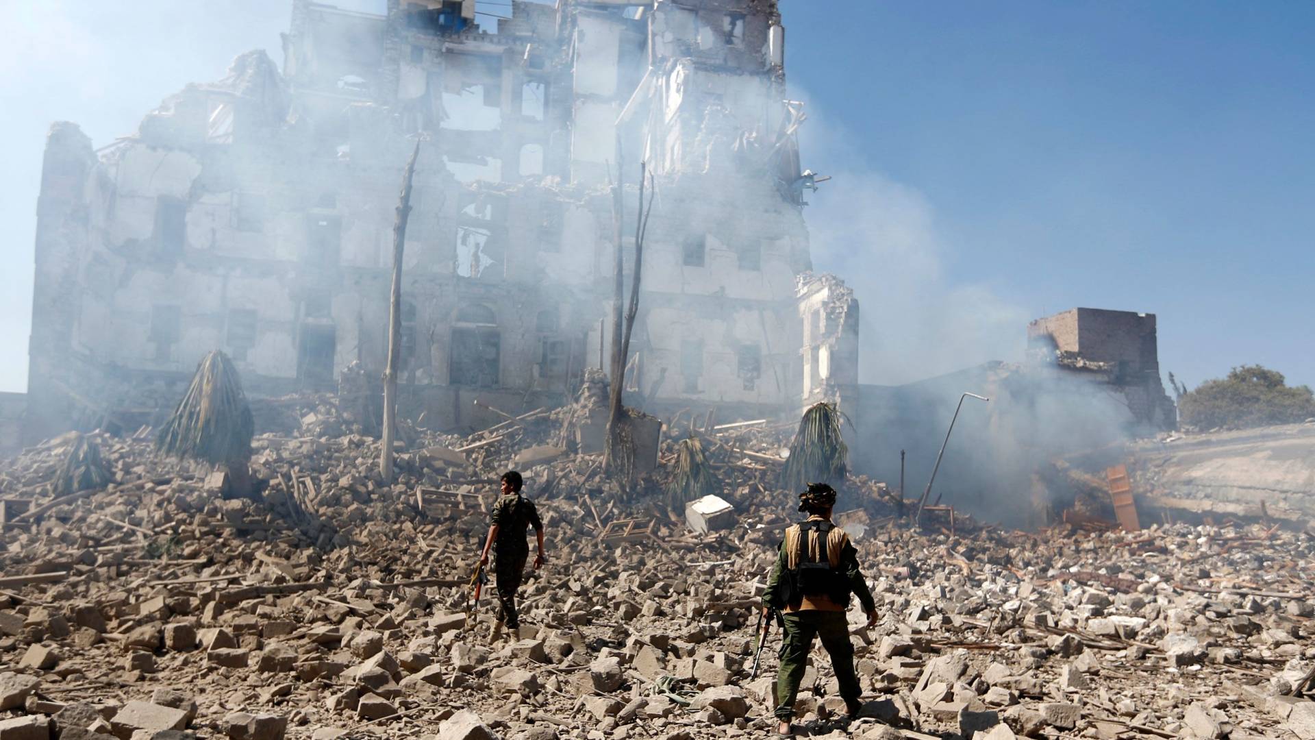 من اثار الدمار الذي يخلفه القصف الأمريكي لليمن