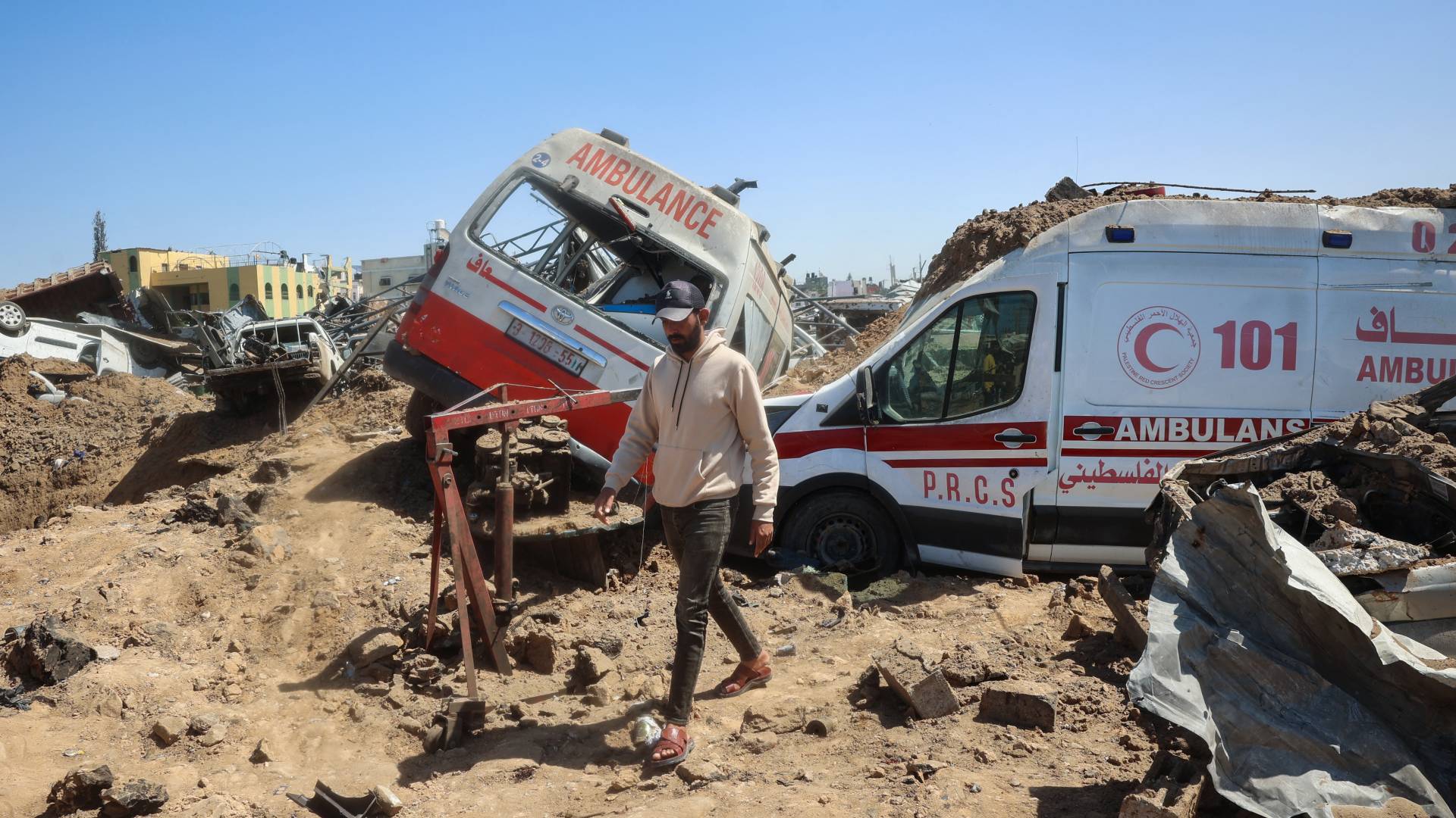 مركبات اسعاف استهدفها الاحتلال في غزة
