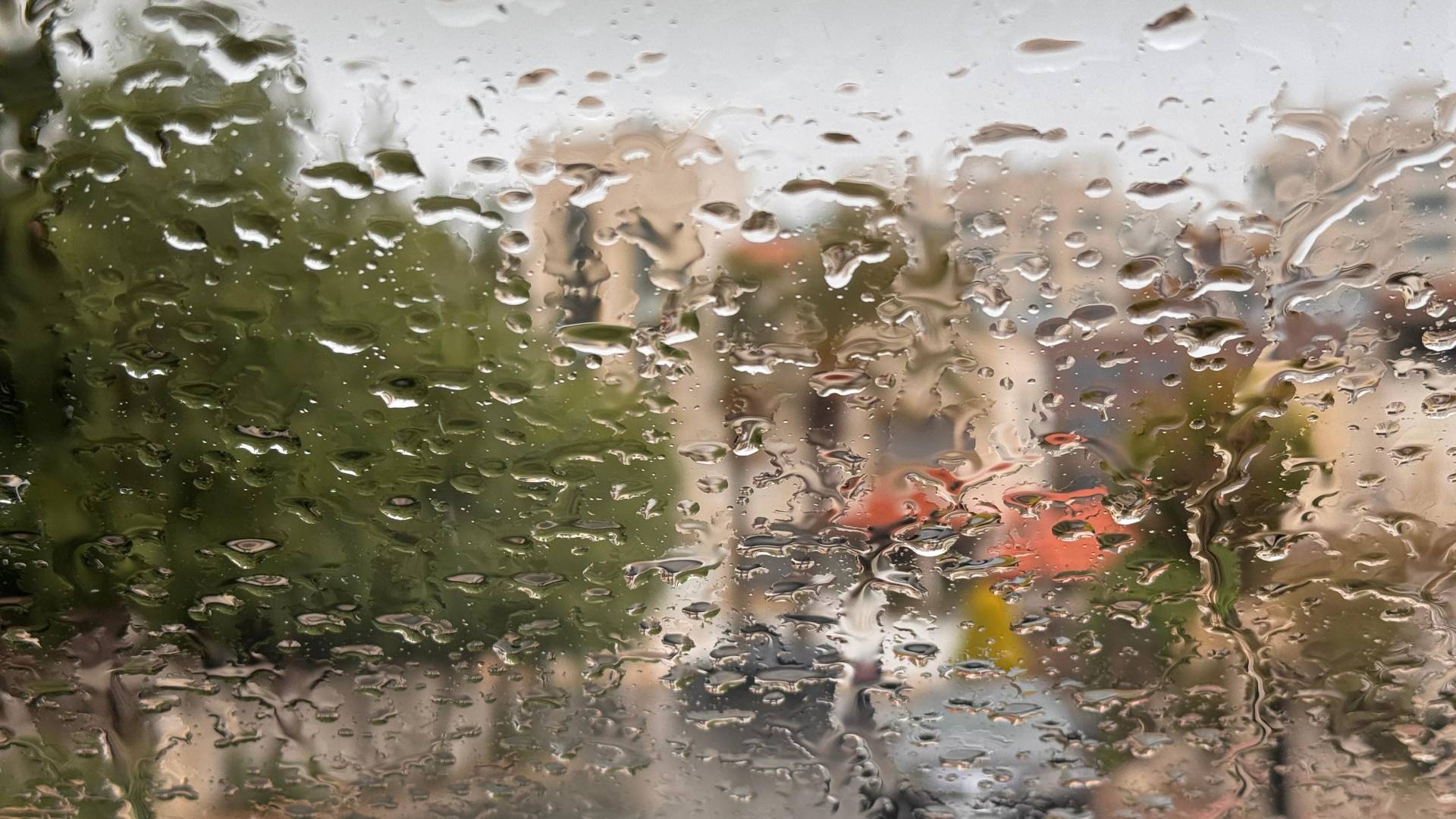 أمطار غزيرة جدا في الزرقاء ومناطق شرق المملكة وتحذيرات من تشكل السيول- فيديو