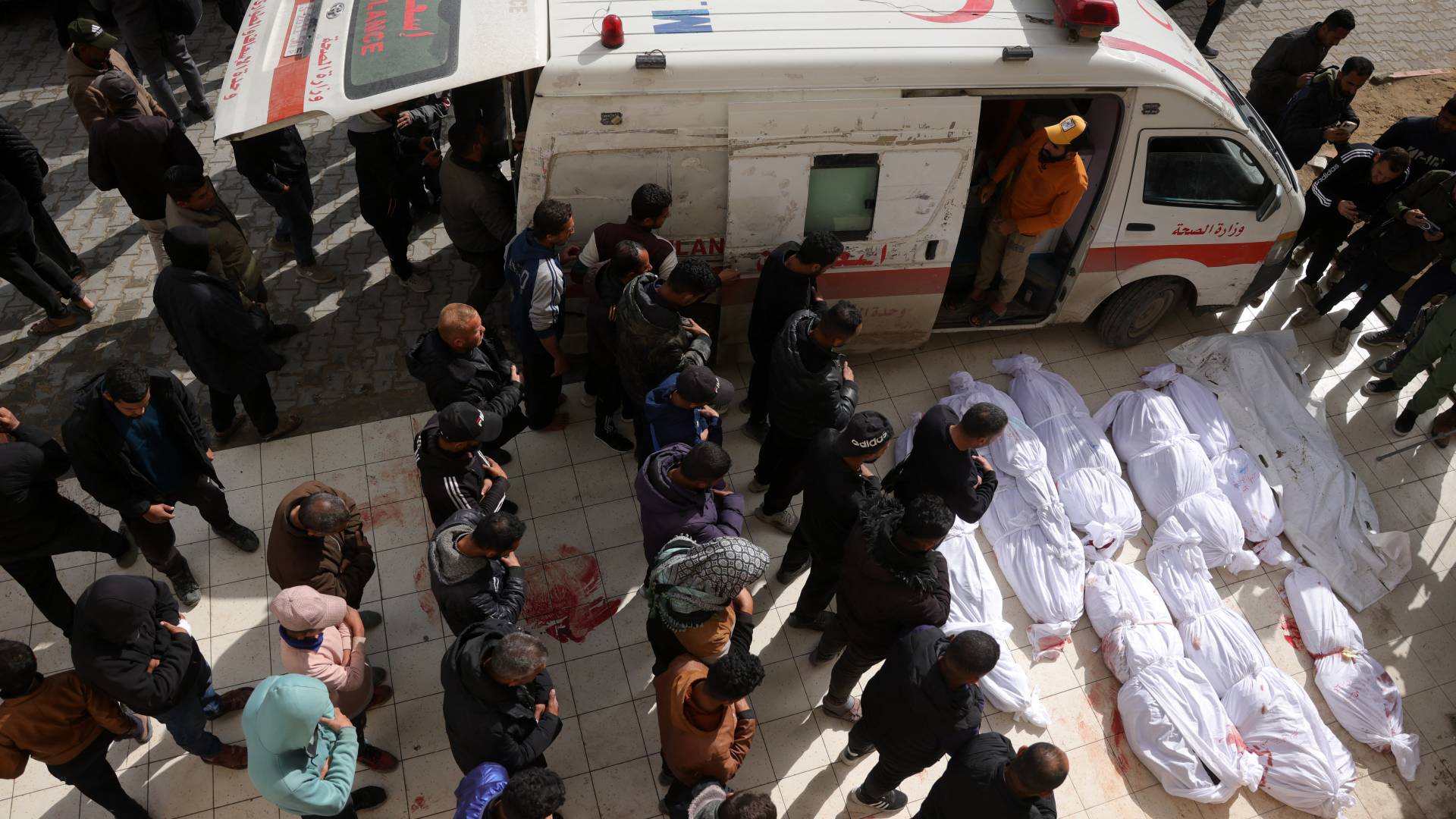 في ليلة العيد.. شهداء وجرحى جراء غارات للاحتلال الإسرائيلي على غزة