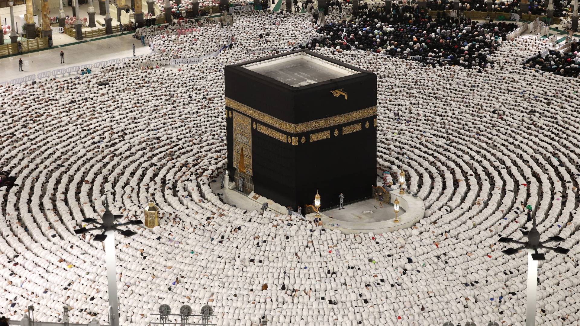 مصلون في المسجد الحرام