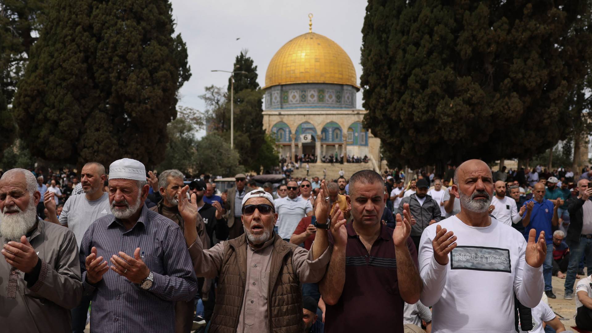 مصلون في باحات المسجد الأقصى