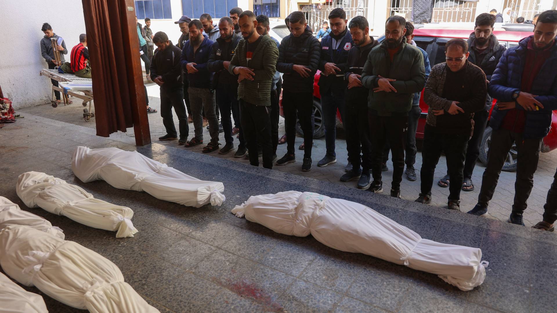 فلسطينيون يؤدون صلاة الجنازة على عدد من الشهداء في غزة