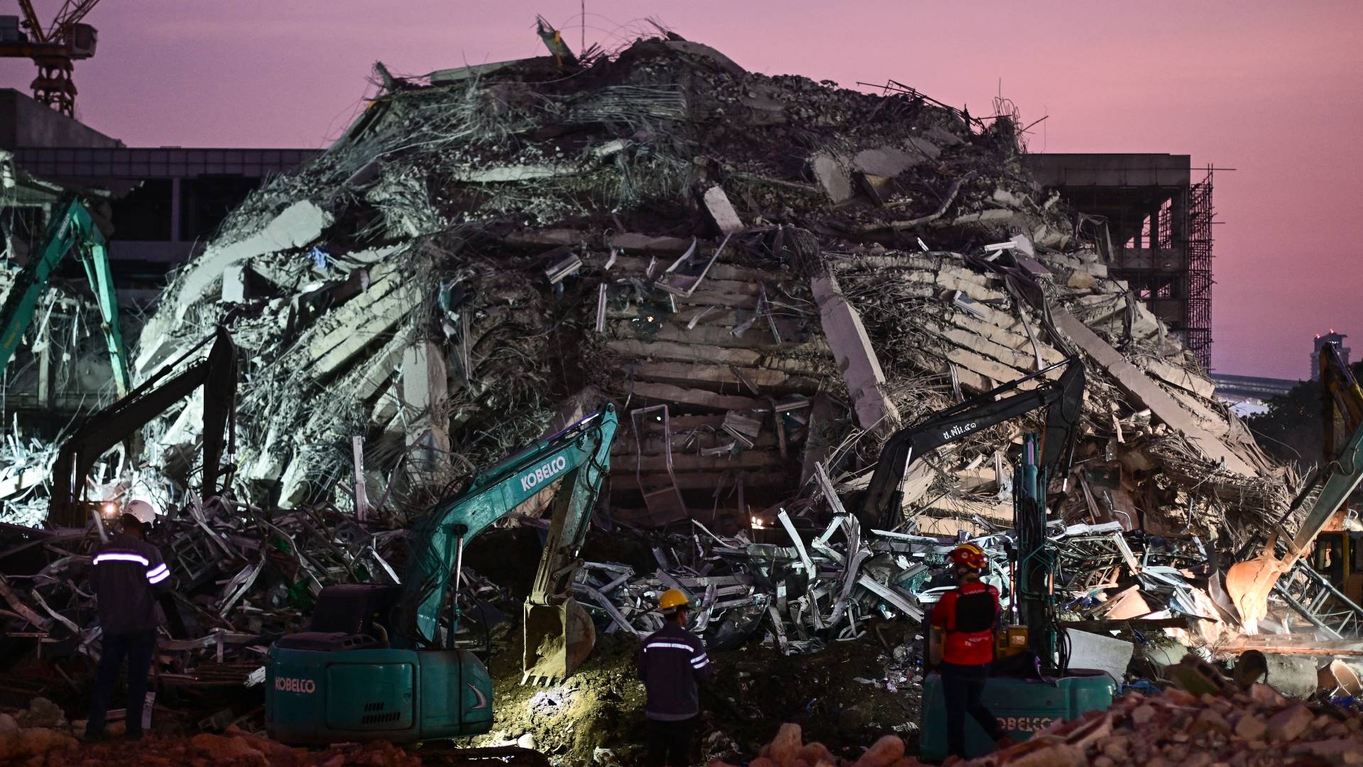 تستخدم معدات بناء ثقيلة للعثور على أشخاص عالقين تحت أنقاض مبنى قيد الإنشاء انهار عند غروب الشمس في بانكوك