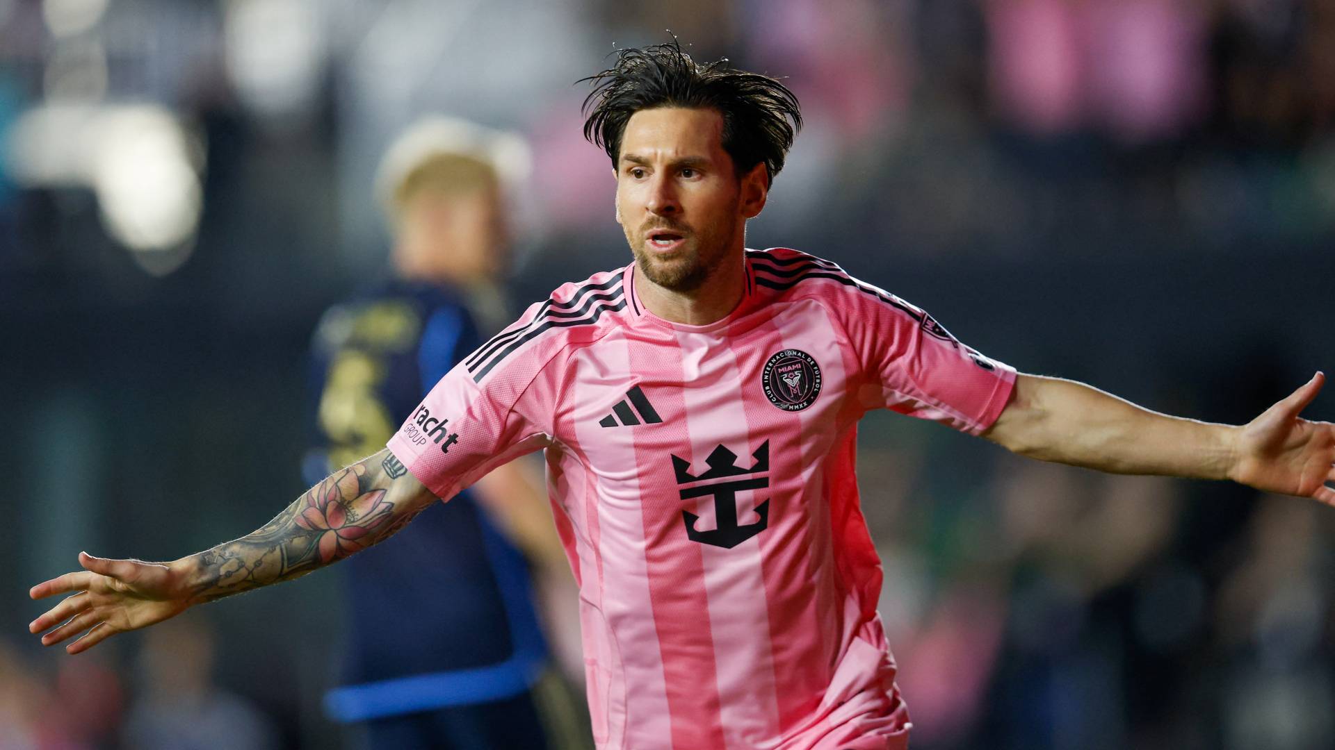 ليونيل ميسي  يحتفل بهدفه