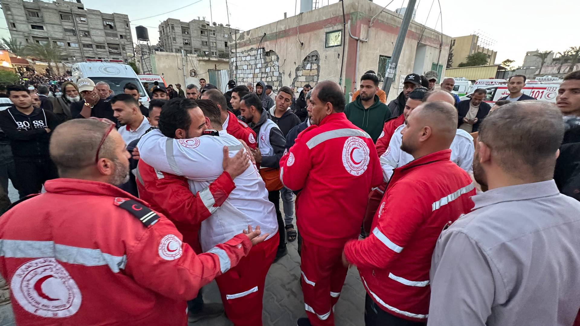 مسعفون ينقلون جثامين مسعفين إلى مجمع ناصر الطبي في خان يونس جنوب قطاع غزة.