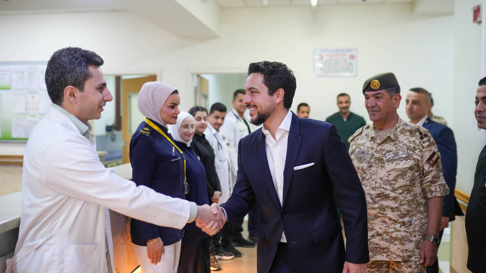 ولي العهد يزور مستشفى الأمير هاشم بالعقبة ويهنىء الكوادر الطبية والمرضى بالعيد