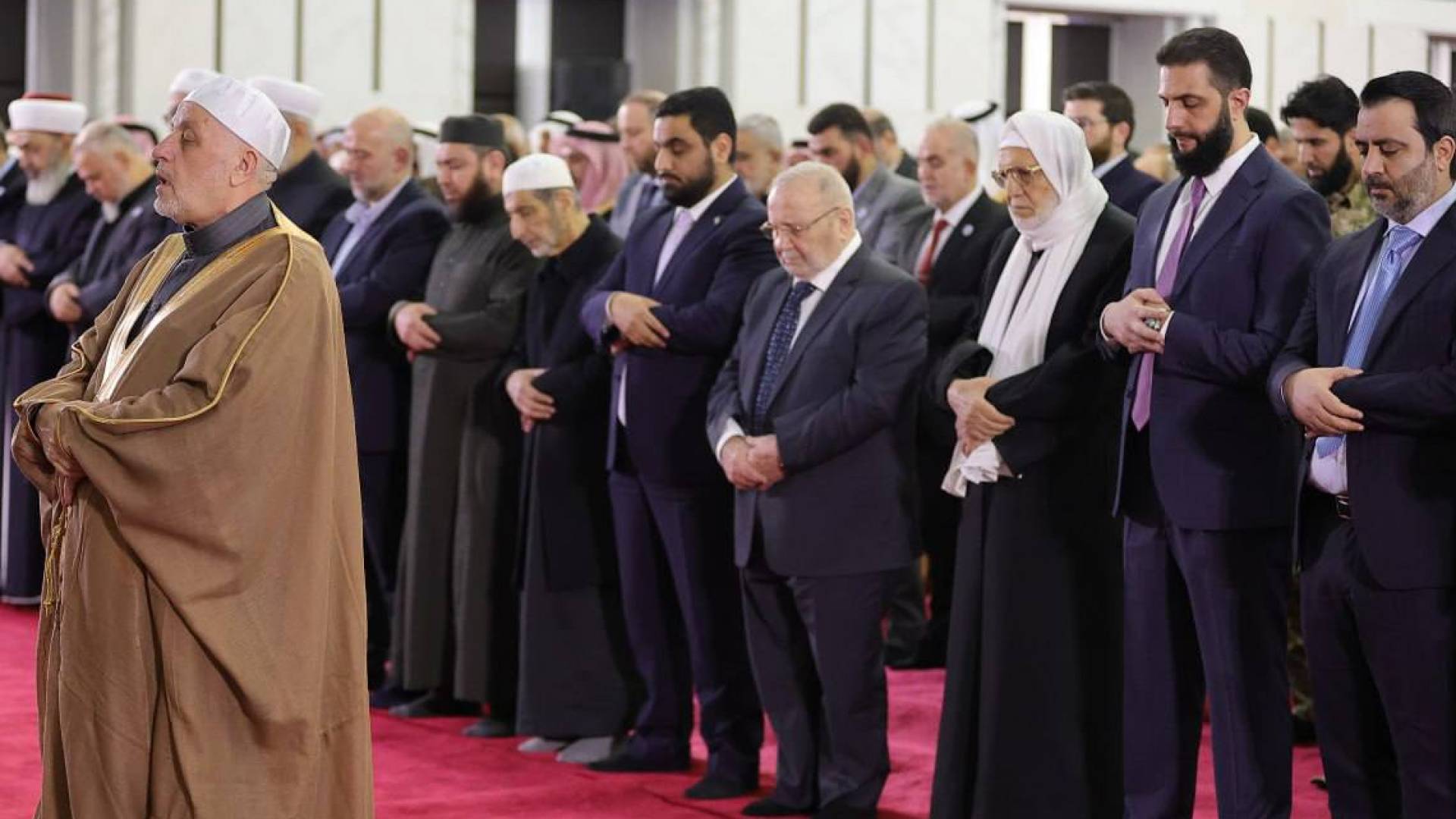 الرئيس السوري أحمد الشرع يؤدي صلاة عيد الفطر في مصلى قصر الشعب بدمشق