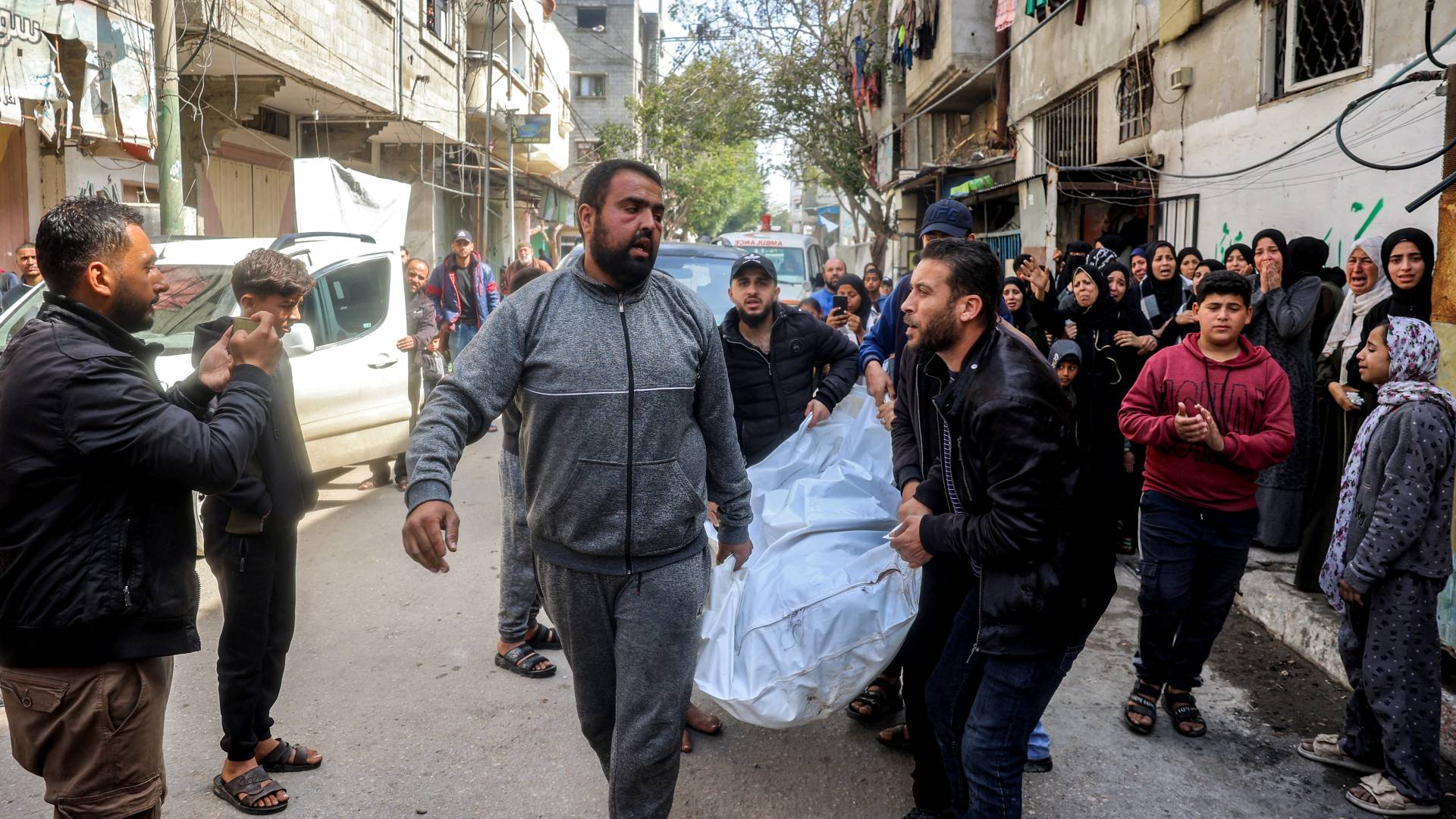 حمل المعزون جثث الضحايا من عائلة أبو الروس الفلسطينية الذين استشهدوا بقصف للاحتلال على منزلهم