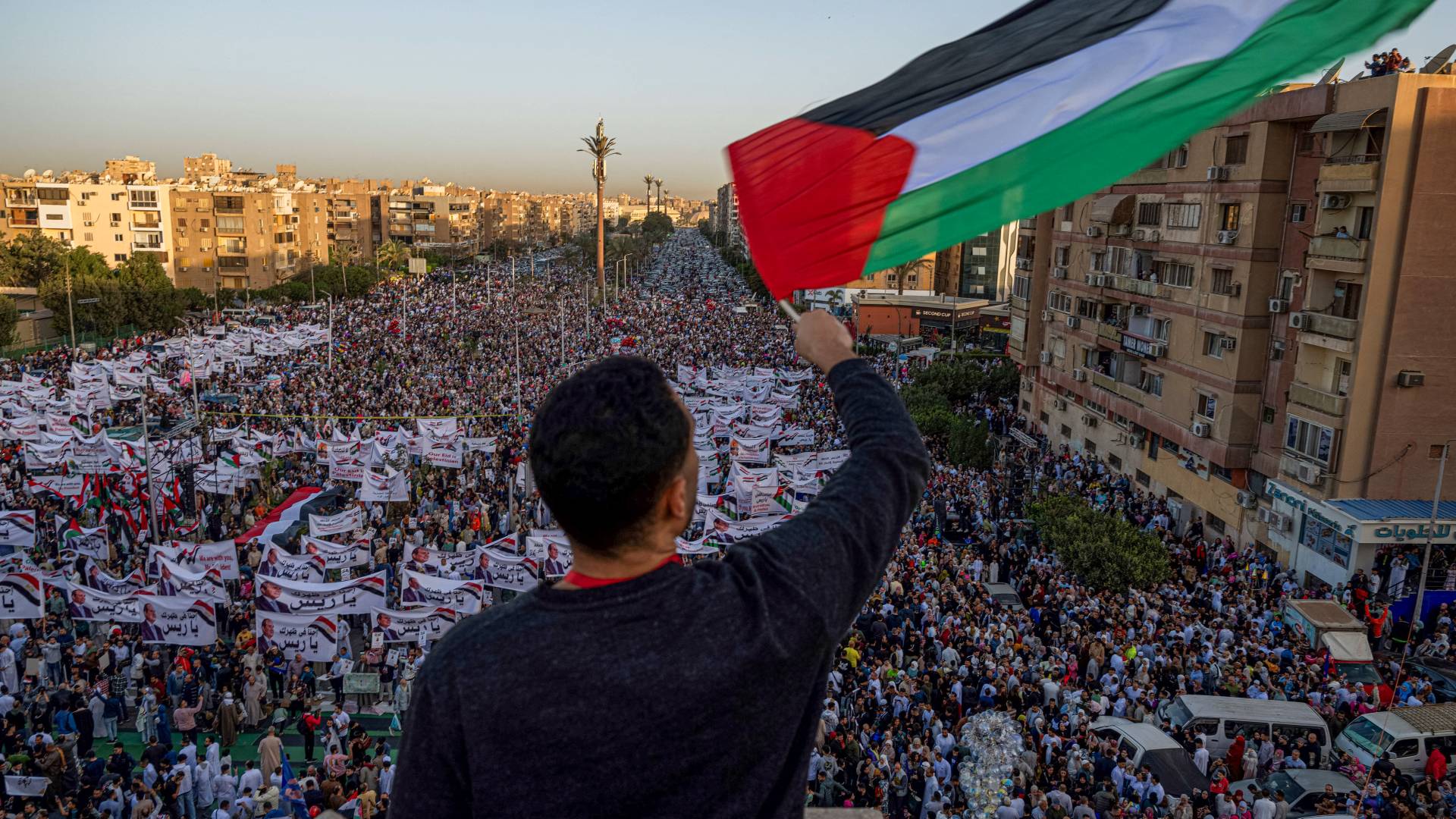 مصريون يتضامنون مع أهالي قطاع غزة ضد عدوان الاحتلال