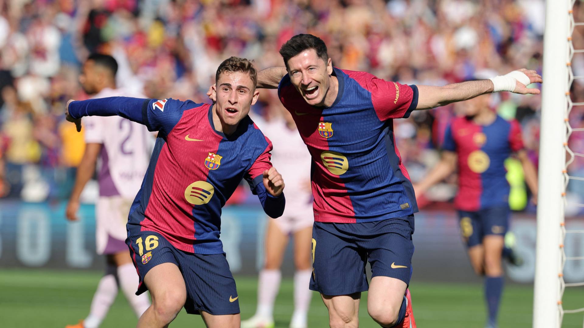 المهاجم البولندي روبرت ليفاندوفسكي يحتفل بهدف في مرمى جيرونا