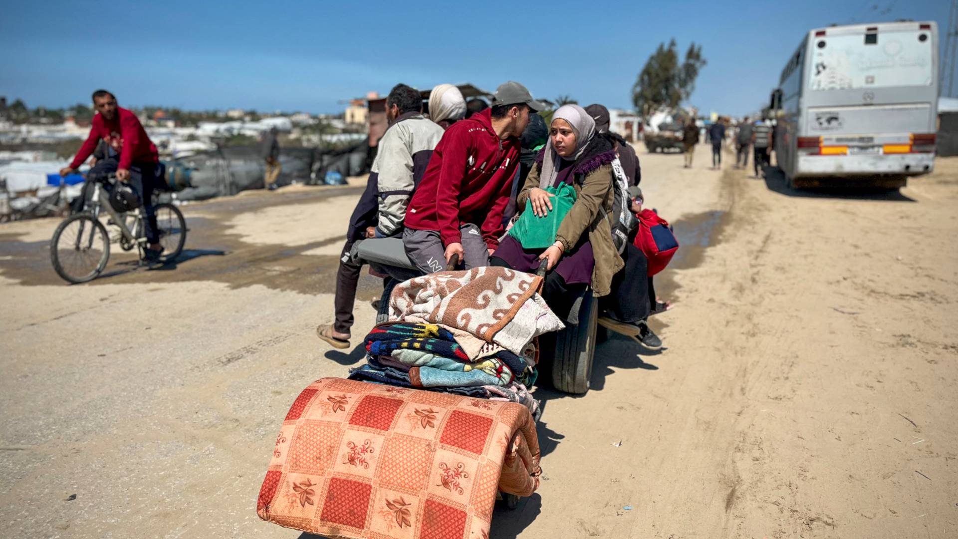 فلسطينيون يغادرون إلى خان يونس حاملين أمتعتهم من منطقة تل السلطان في رفح