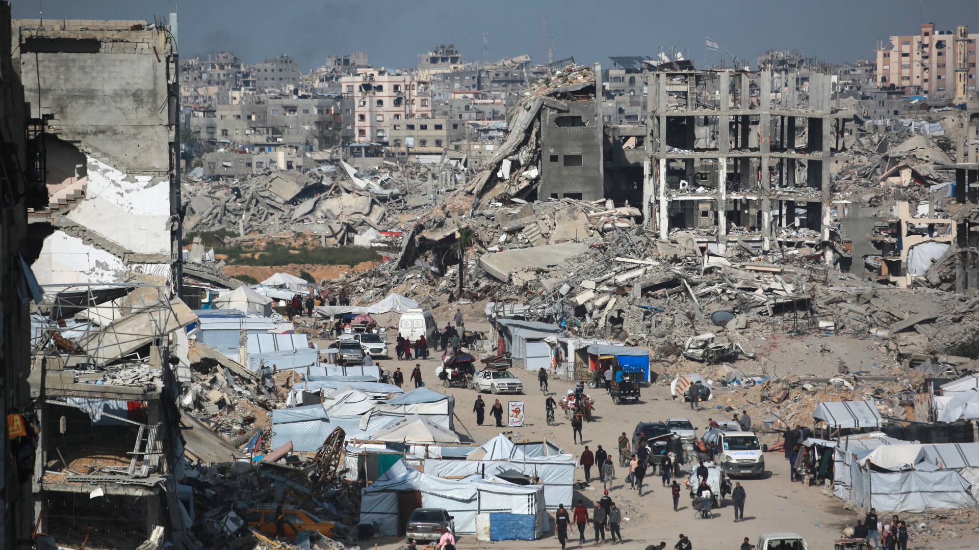 فلسطينيون يسيرون على محور رئيسي في بيت لاهيا شمال غزة.