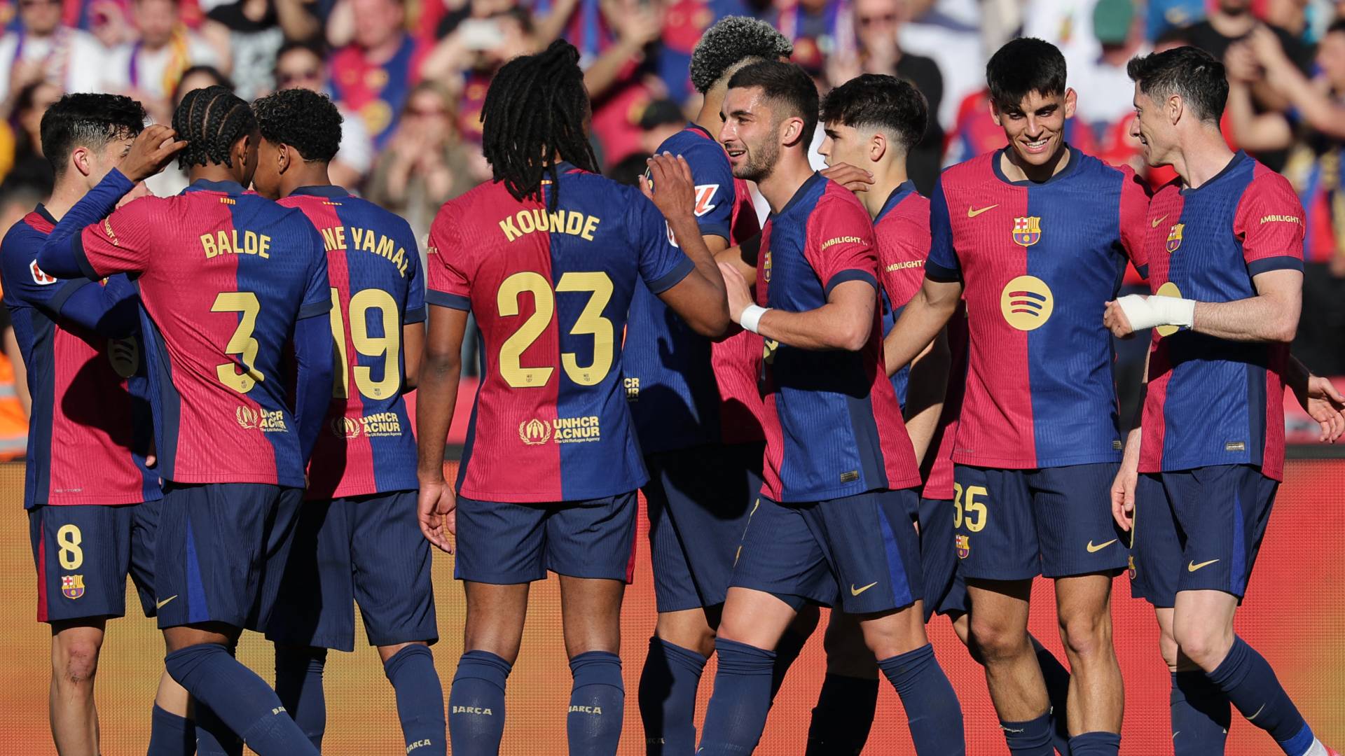 لاعبو برشلونة يحتفلون بهدف المباراة
