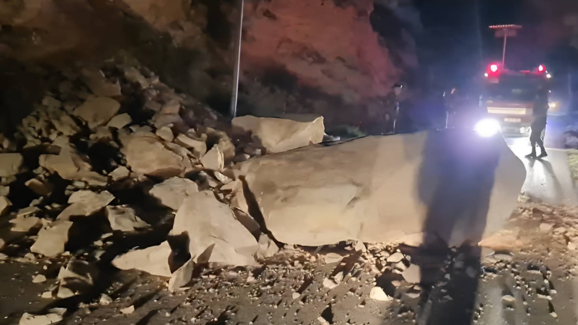 مراسل "رؤيا": انهيار جبلي على طريق الشجرة - المغير في لواء الرمثا دون وقوع إصابات - فيديو