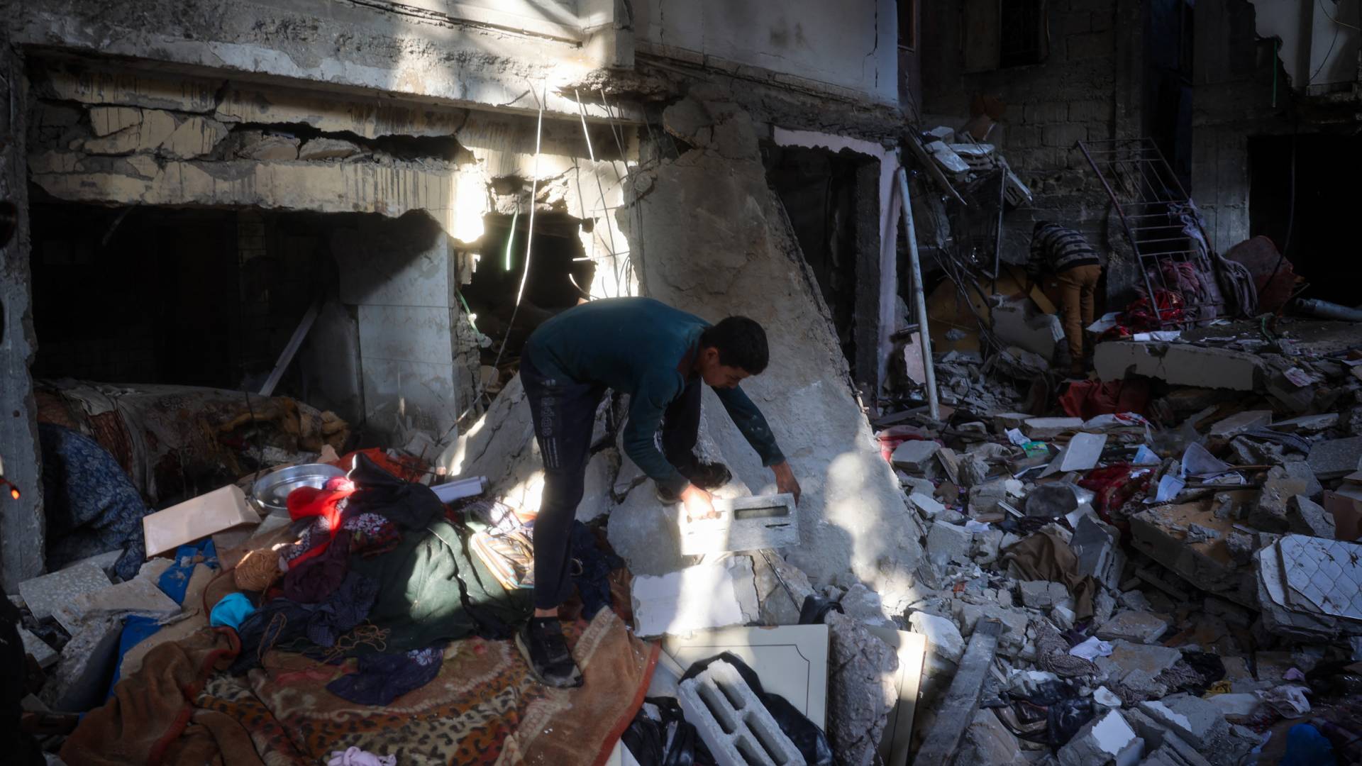 أنقاض منزل تعرض لقصف الاحتلال الإسرائيلي في مخيم البريج وسط غزة