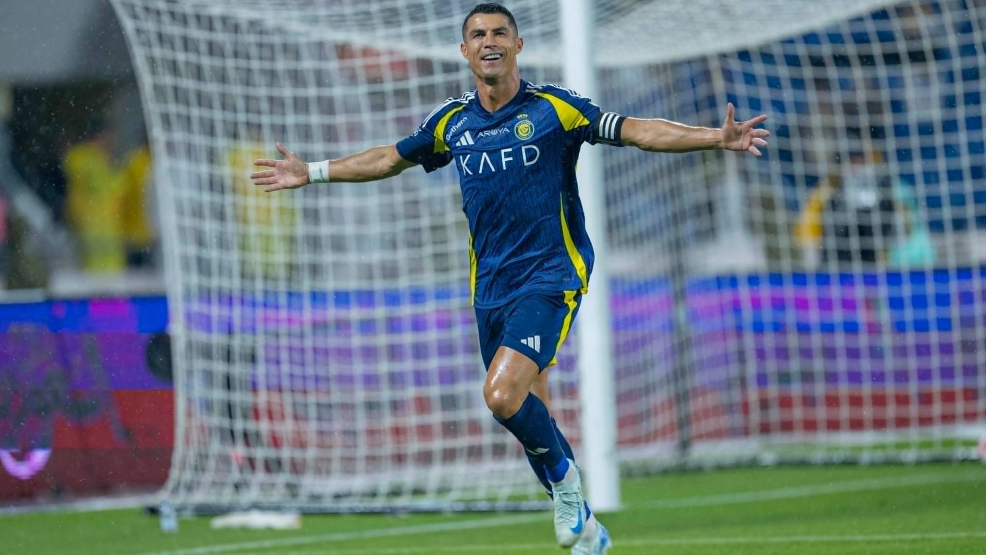 كريستيانو رونالدو يحتفل بهدف