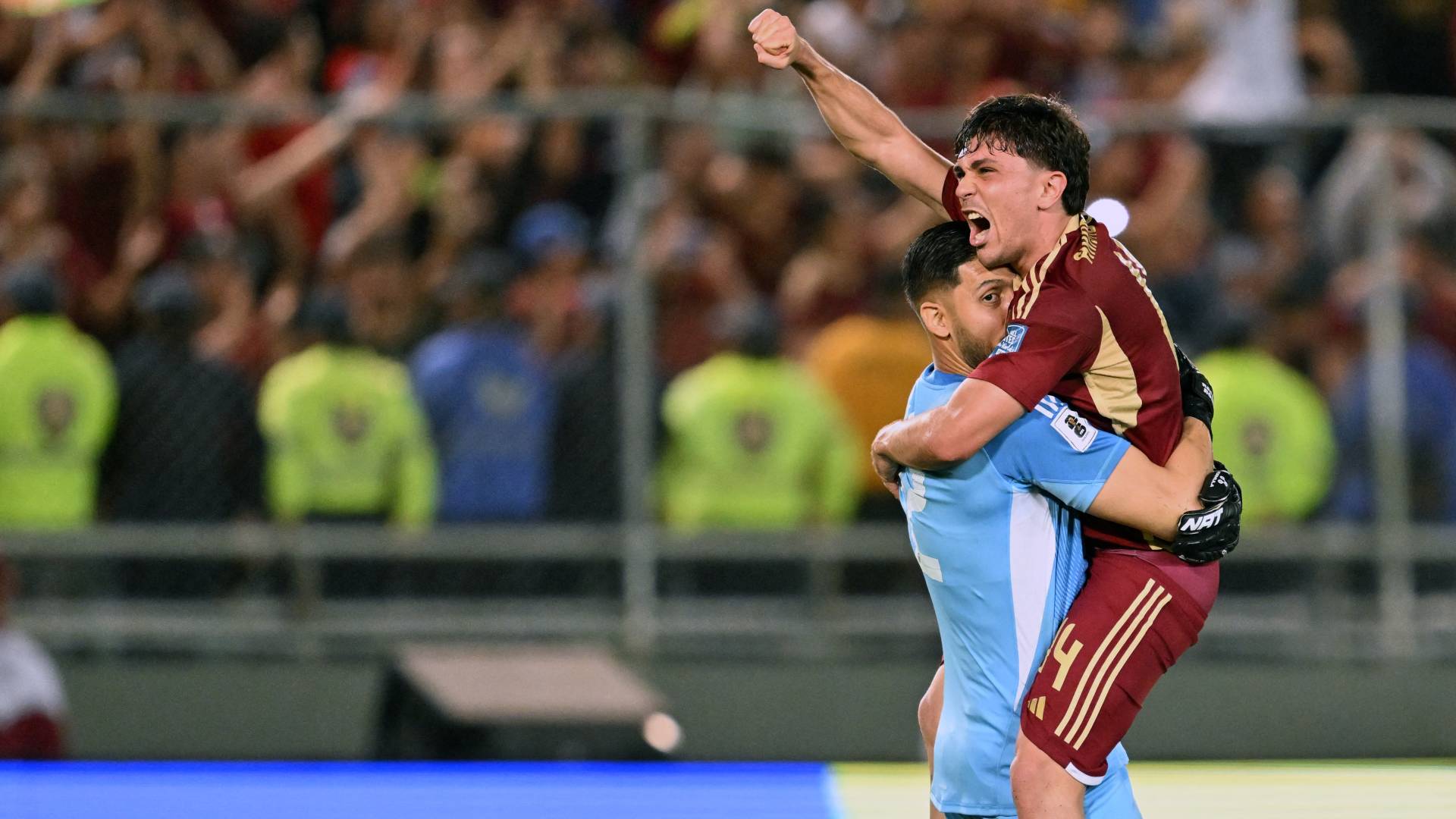 لاعبو فنزيولا يحتفلون بهدف سابق