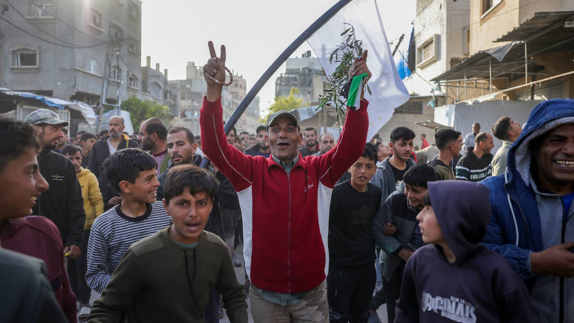 فلسطيني يرفع إشارة النصر في قطاع غزة