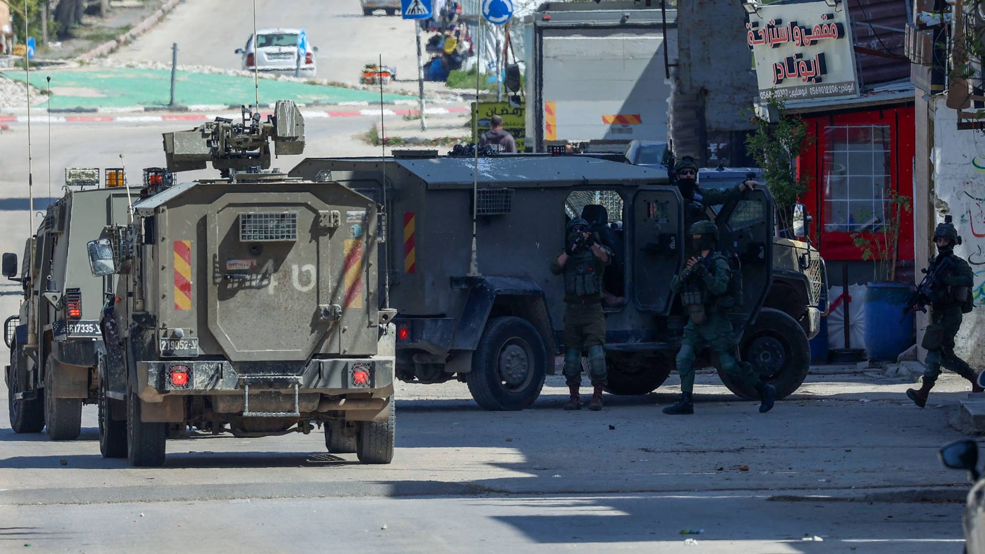 قوات الاحتلال تحتجز عائلات فلسطينية بمخيم نور شمس بعد محاولة العودة