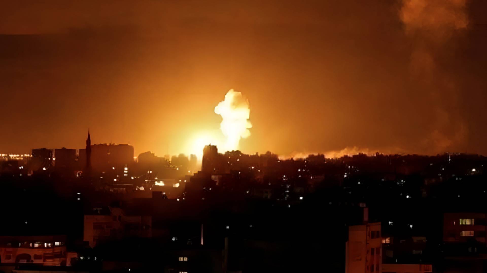 مراسل "رؤيا": الاحتلال يشن 6 غارات على مطار حماة العسكري خلال أقل من نصف ساعة