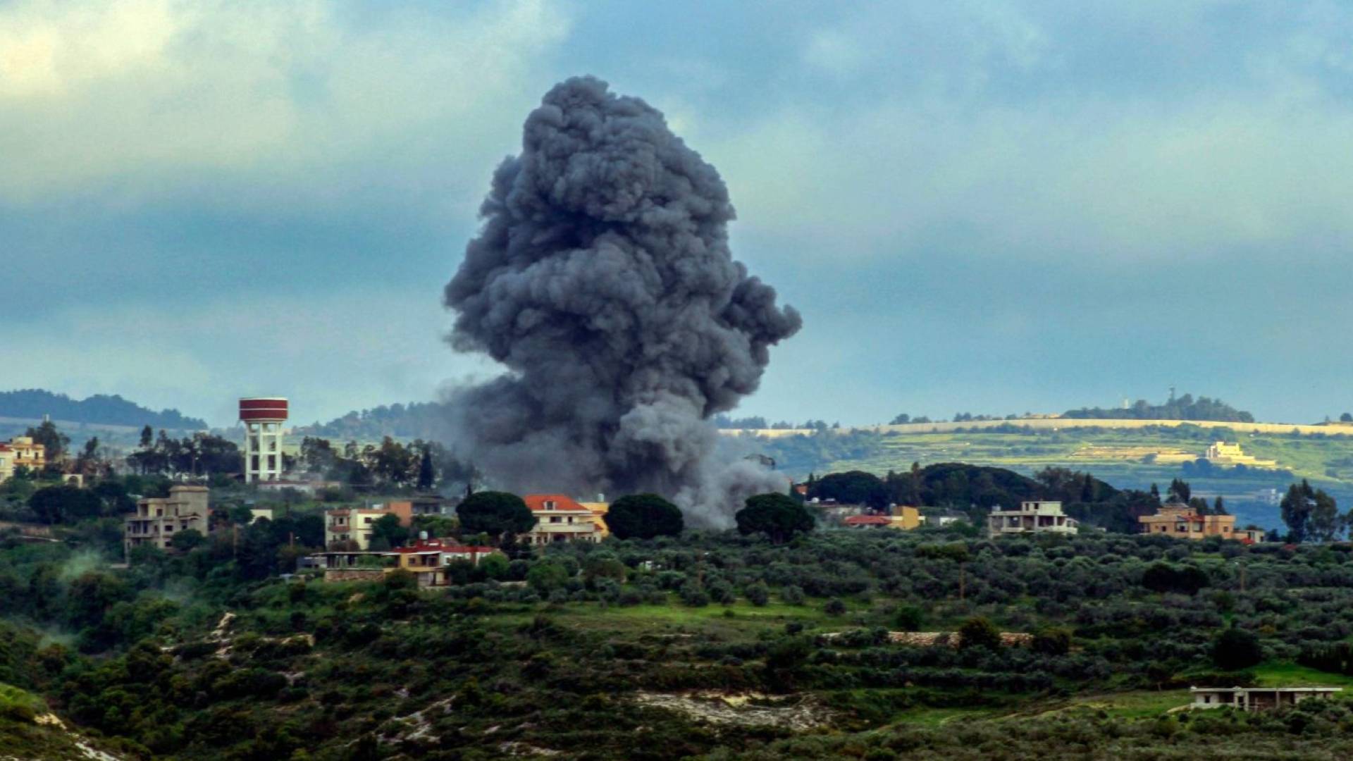 مراسلة رؤيا: إصابتين في غارة للاحتلال على سيارة جنوب لبنان