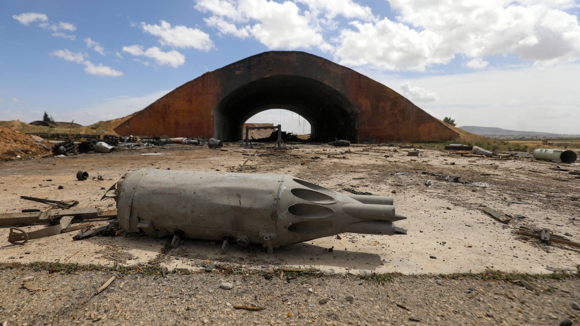 حطام متناثر على الأرض في موقع غارة إسرائيلية على منشأة عسكرية بمحافظة حماة جنوب سوريا